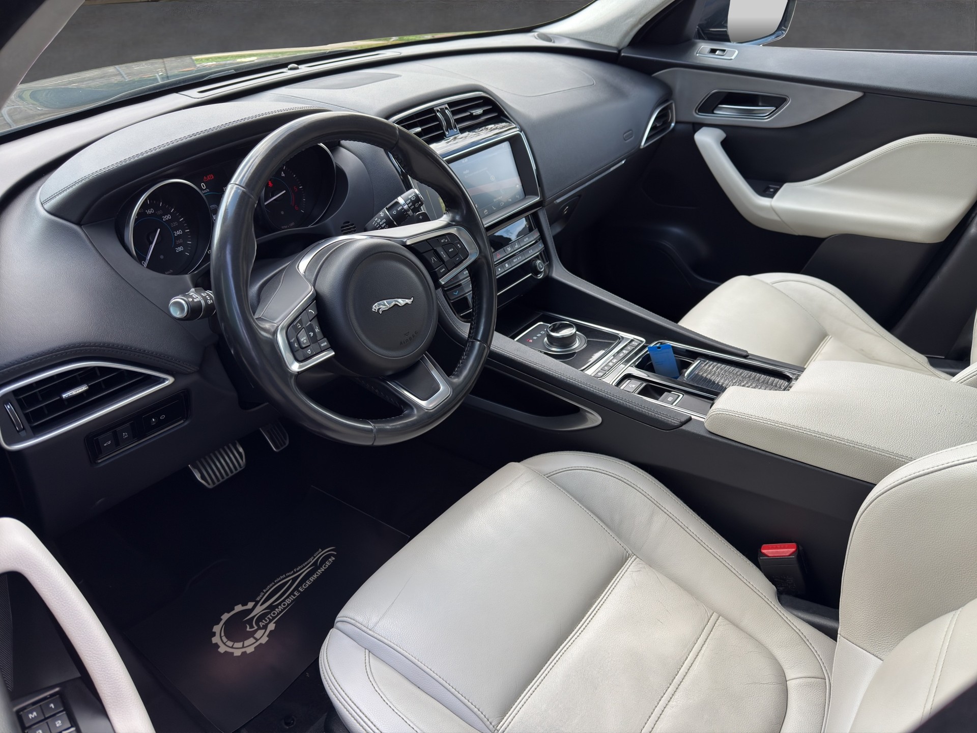 JAGUAR F-Pace 2.0 D 180 Prestige AWD-image-8