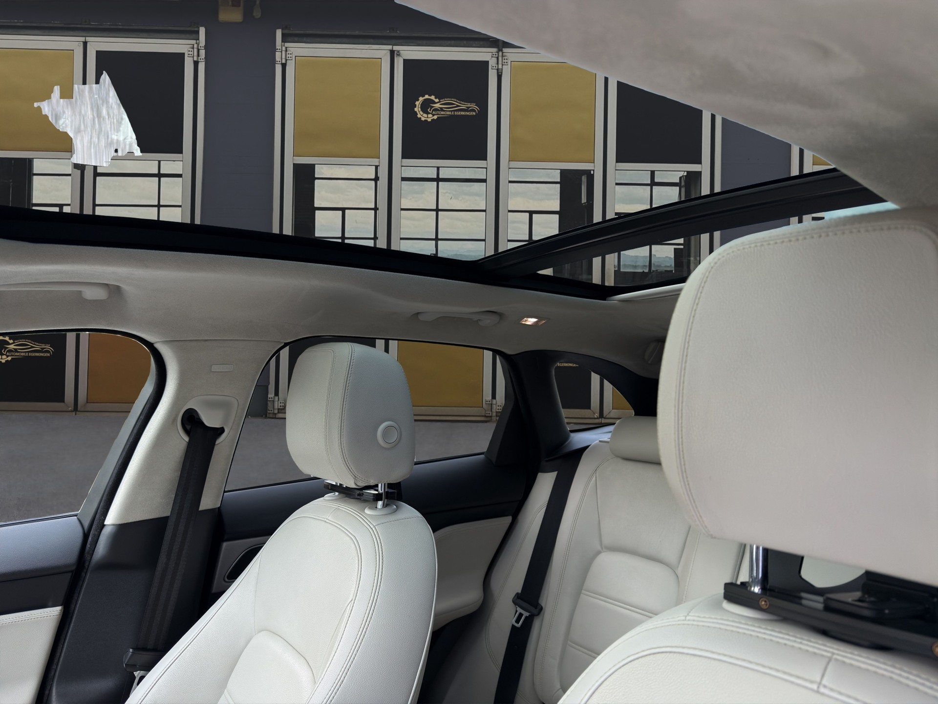 JAGUAR F-Pace 2.0 D 180 Prestige AWD-image-12
