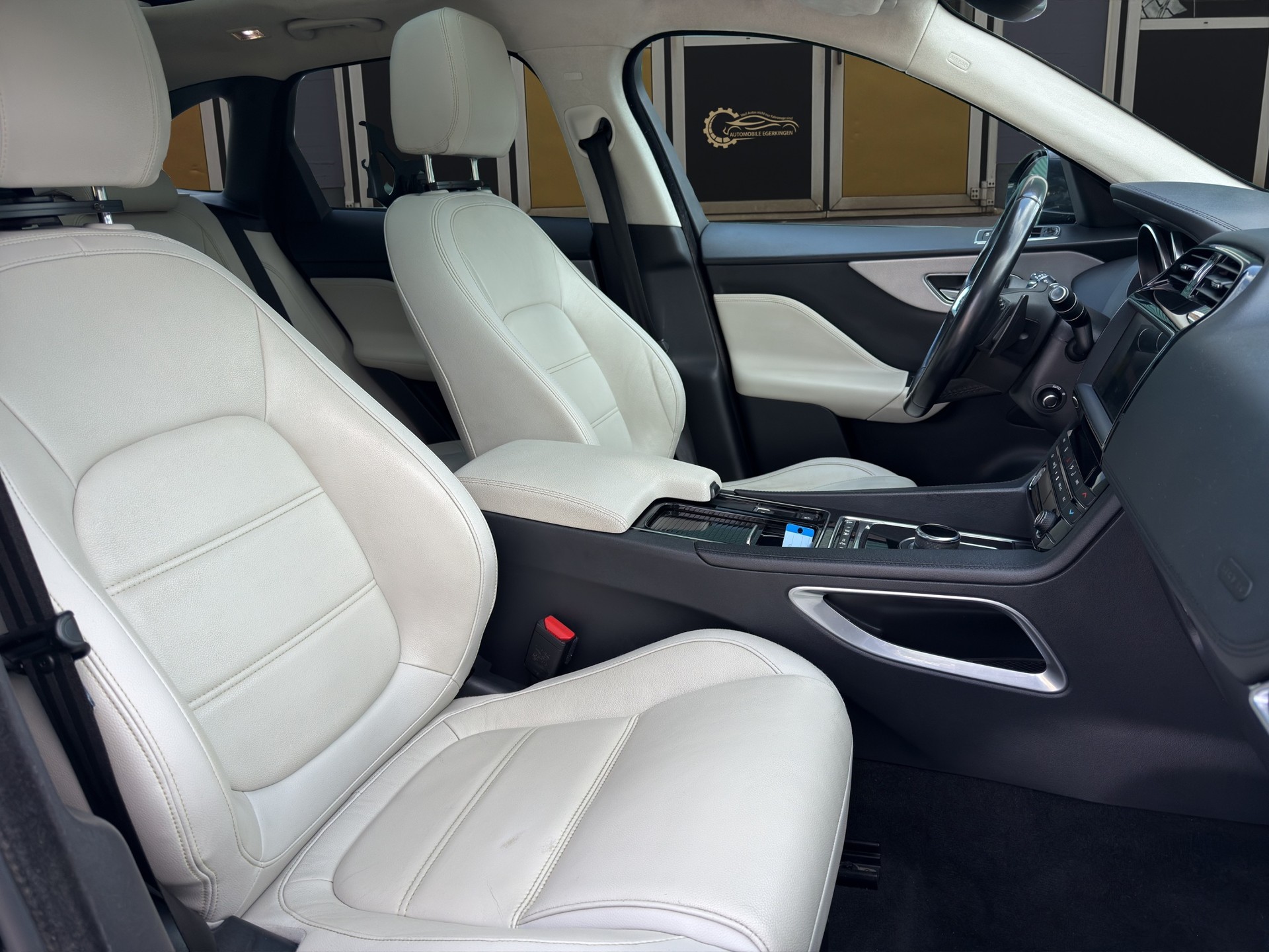 JAGUAR F-Pace 2.0 D 180 Prestige AWD-image-9