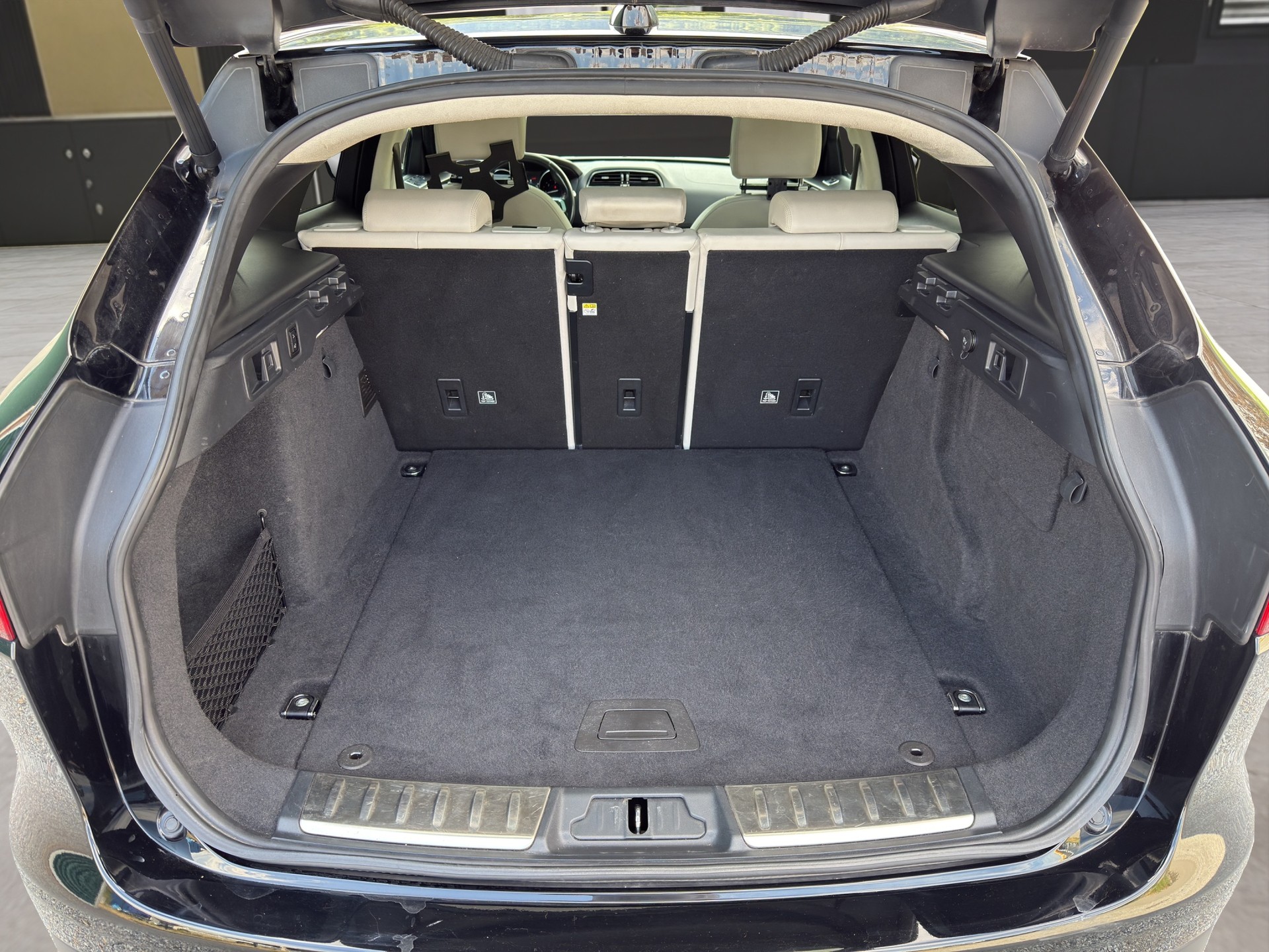 JAGUAR F-Pace 2.0 D 180 Prestige AWD-image-14