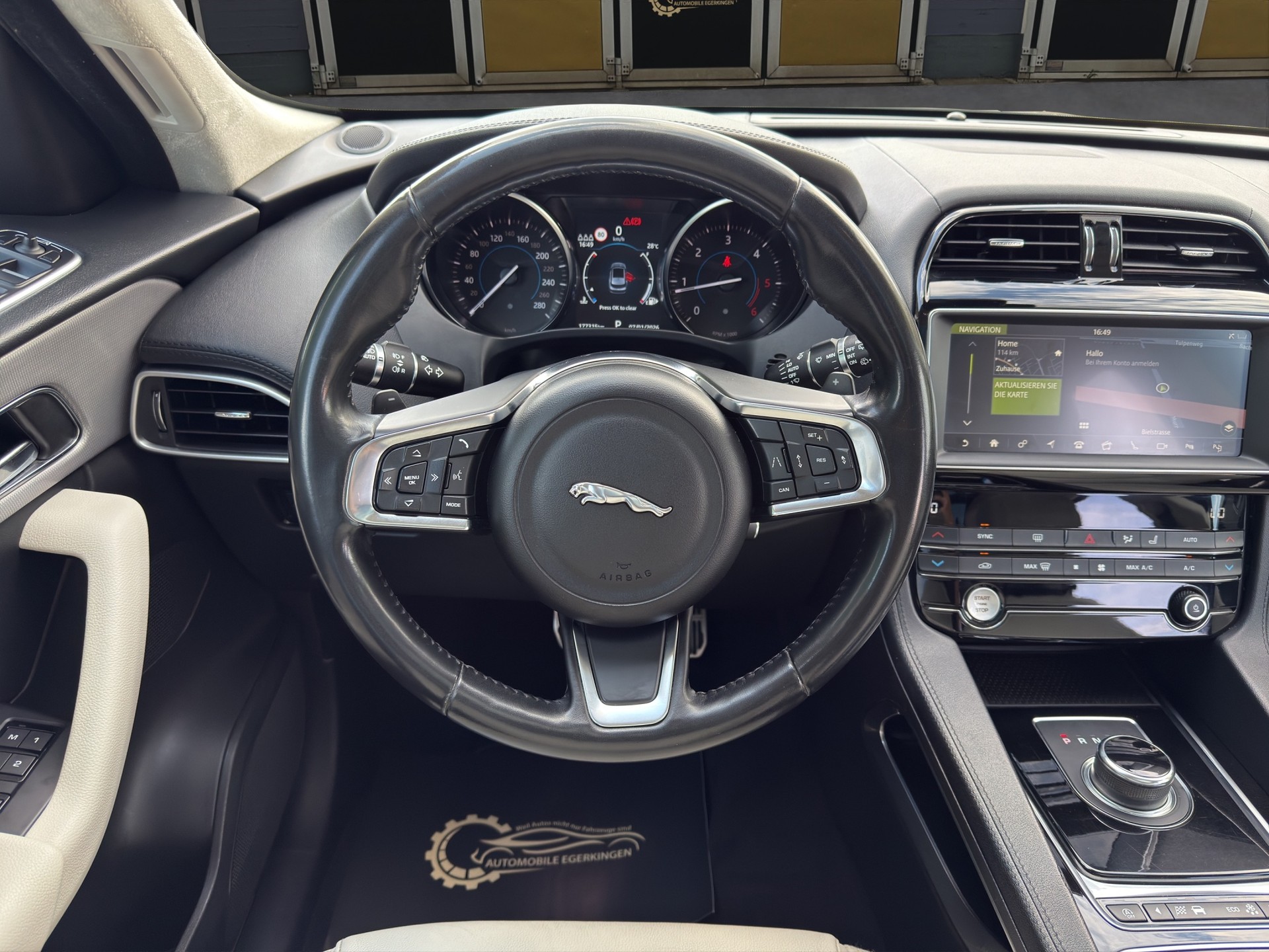 JAGUAR F-Pace 2.0 D 180 Prestige AWD-image-11