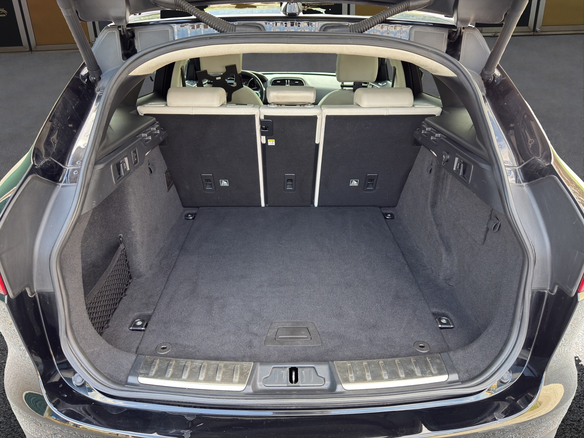 JAGUAR F-Pace 2.0 D 180 Prestige AWD-image-14