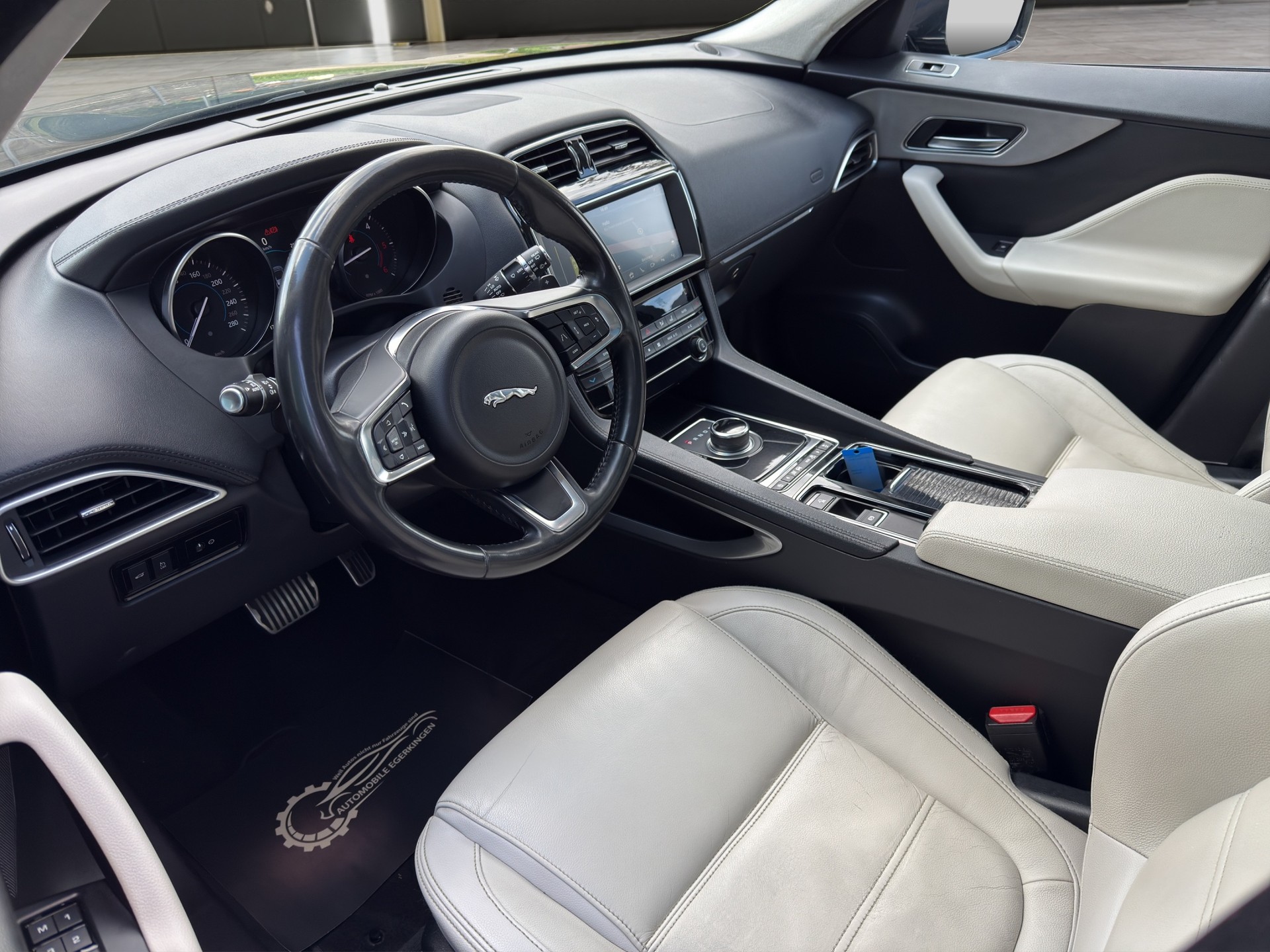 JAGUAR F-Pace 2.0 D 180 Prestige AWD-image-8