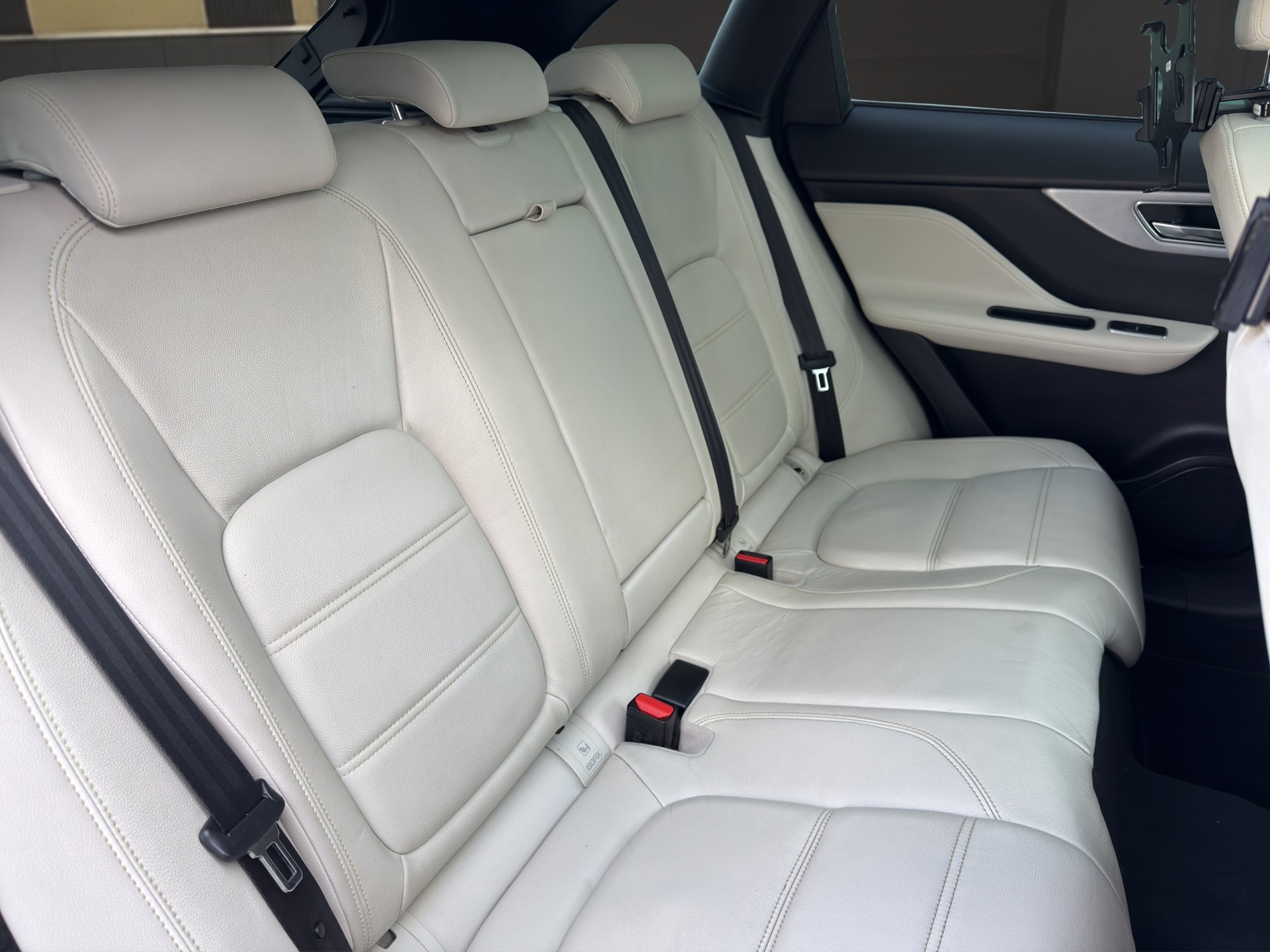 JAGUAR F-Pace 2.0 D 180 Prestige AWD-image-13