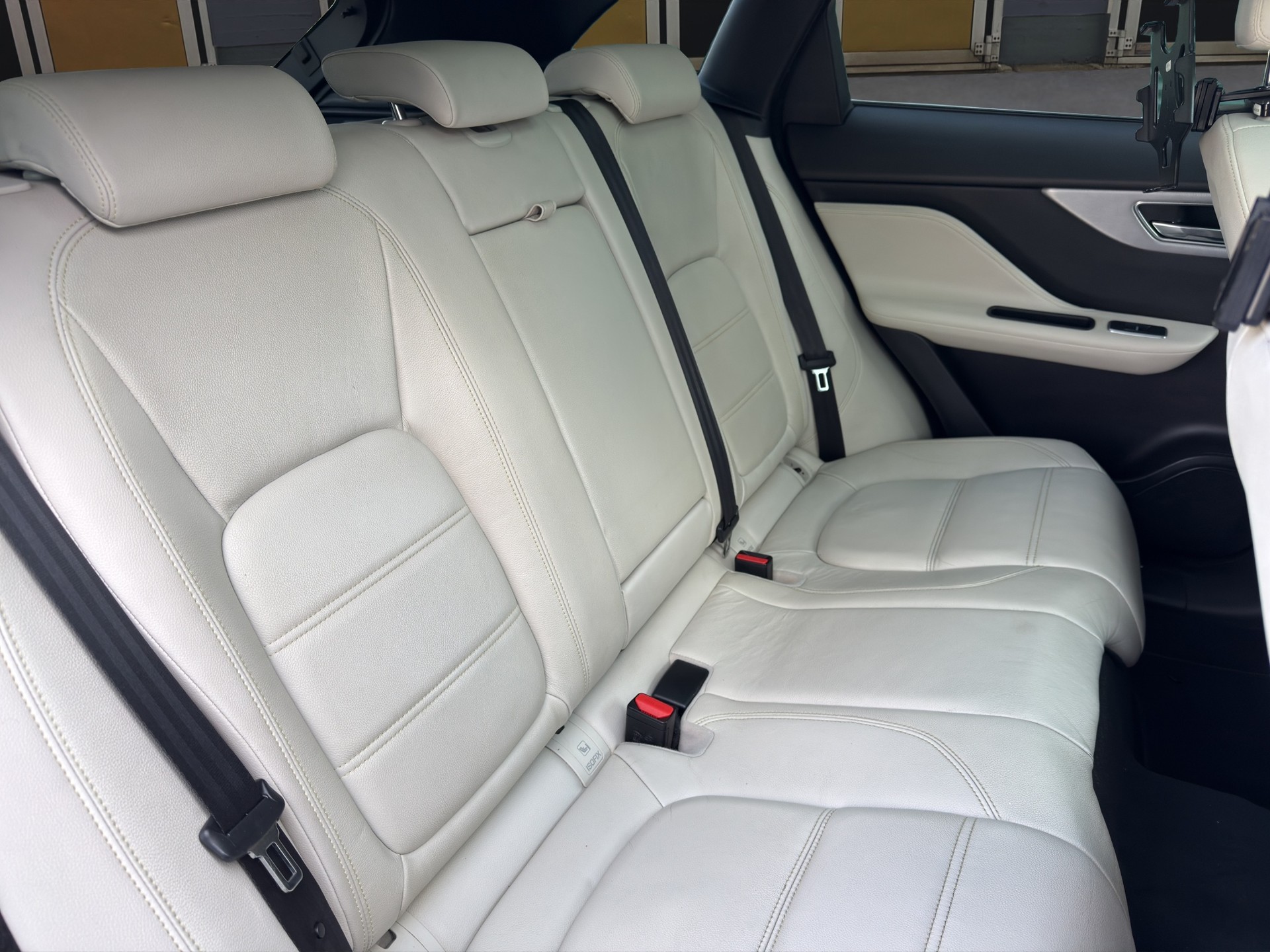 JAGUAR F-Pace 2.0 D 180 Prestige AWD-image-13