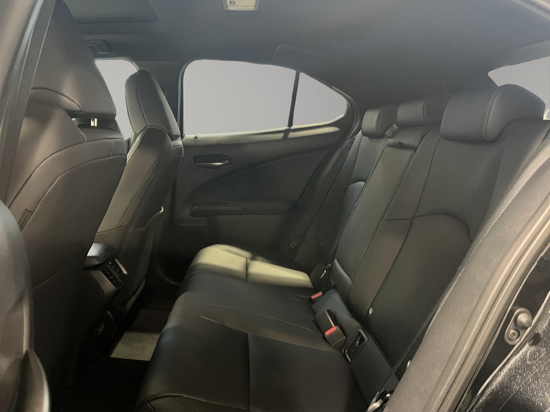 LEXUS UX 300h F-Line-image-8