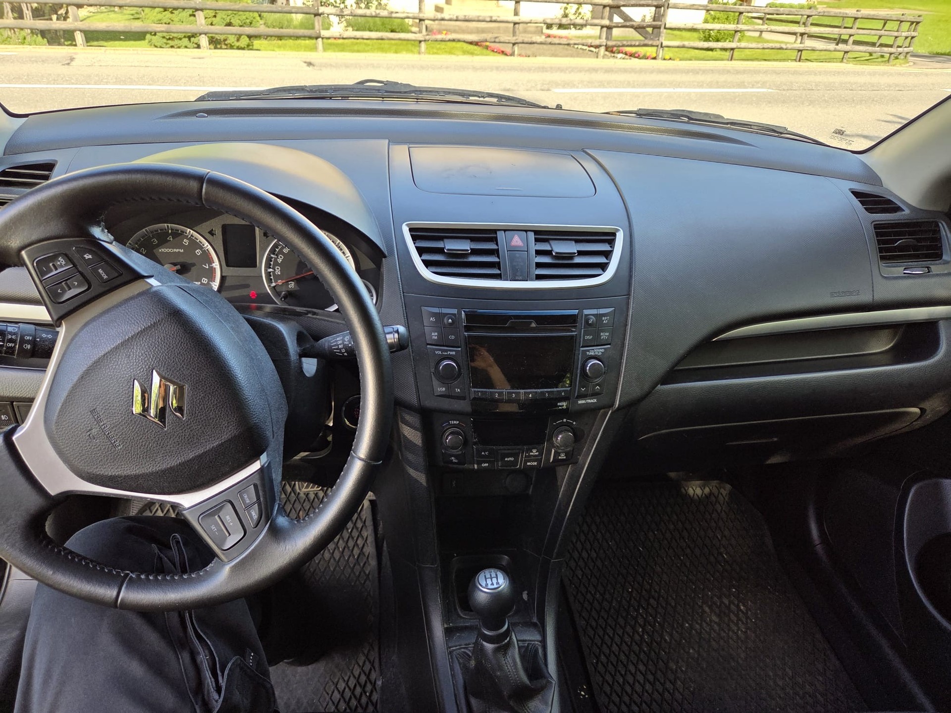 SUZUKI Swift 1.2i 16V GL Top 4x4-image-6