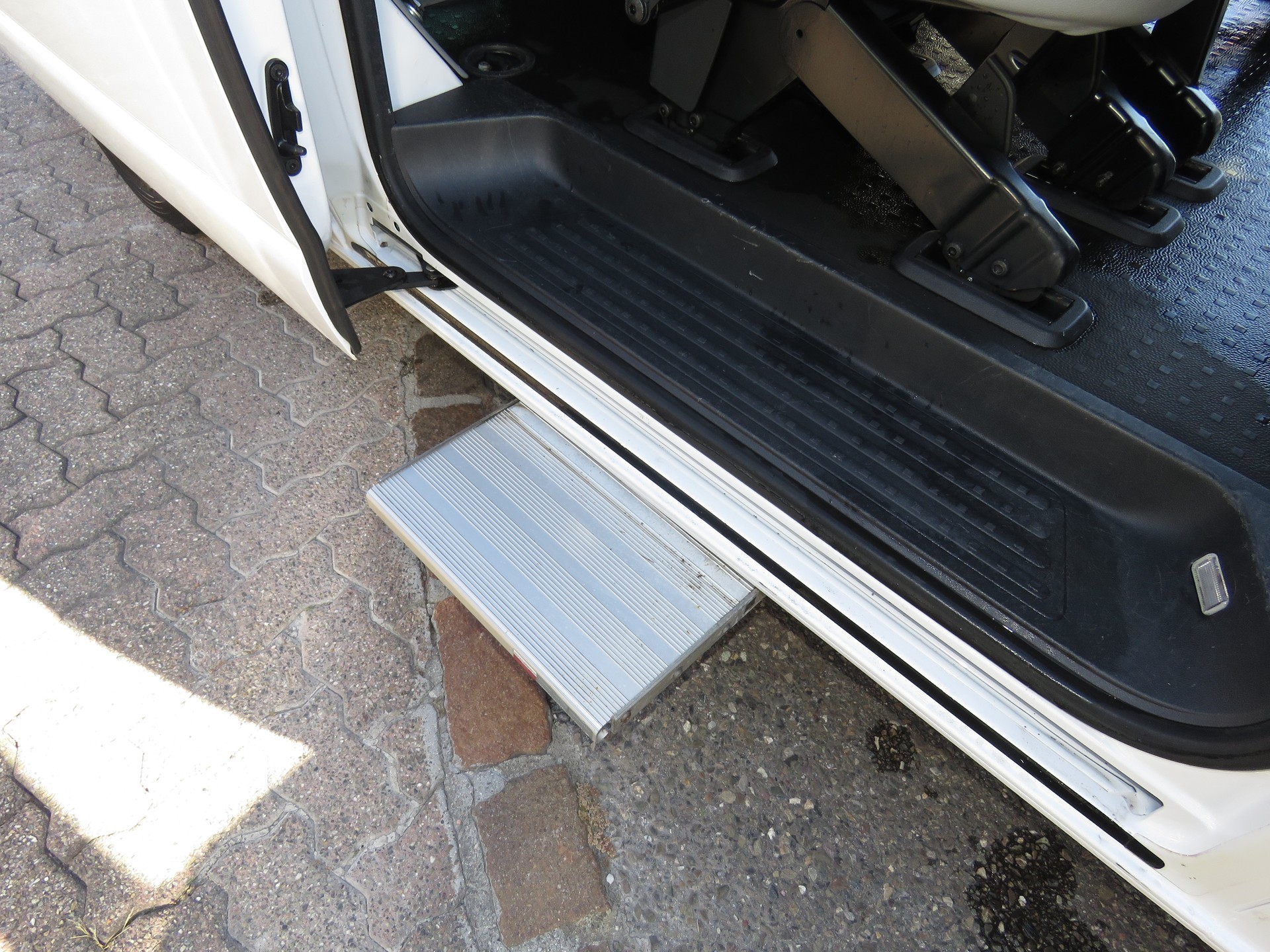 VW T5 2.0 TDI BMT DSG 9-Plätzer (Automat, AHK 2.5 t)-image-12