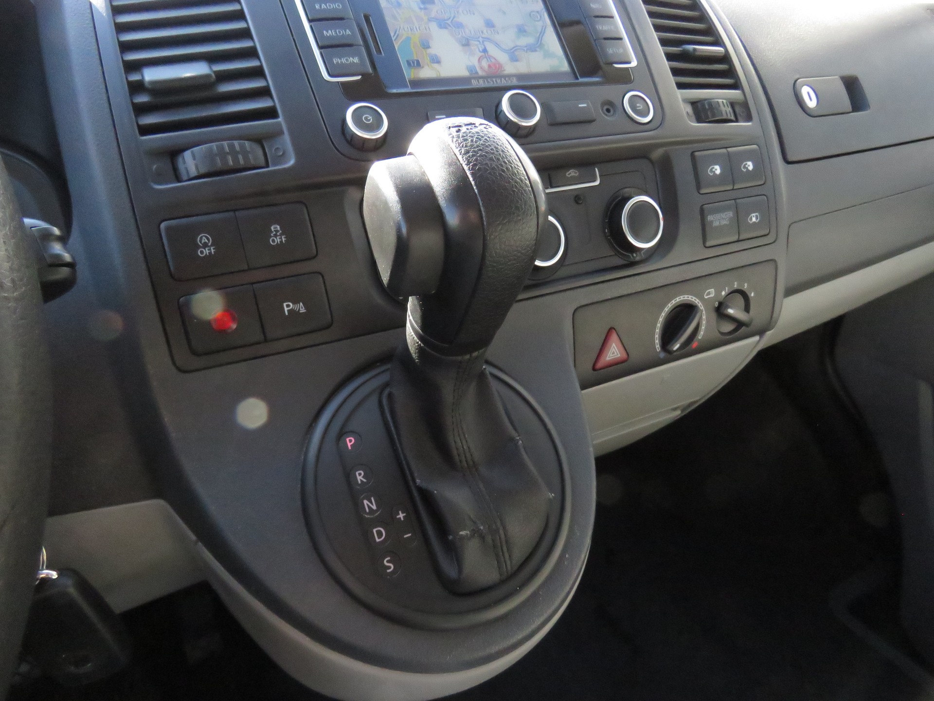 VW T5 2.0 TDI BMT DSG 9-Plätzer (Automat, AHK 2.5 t)-image-17