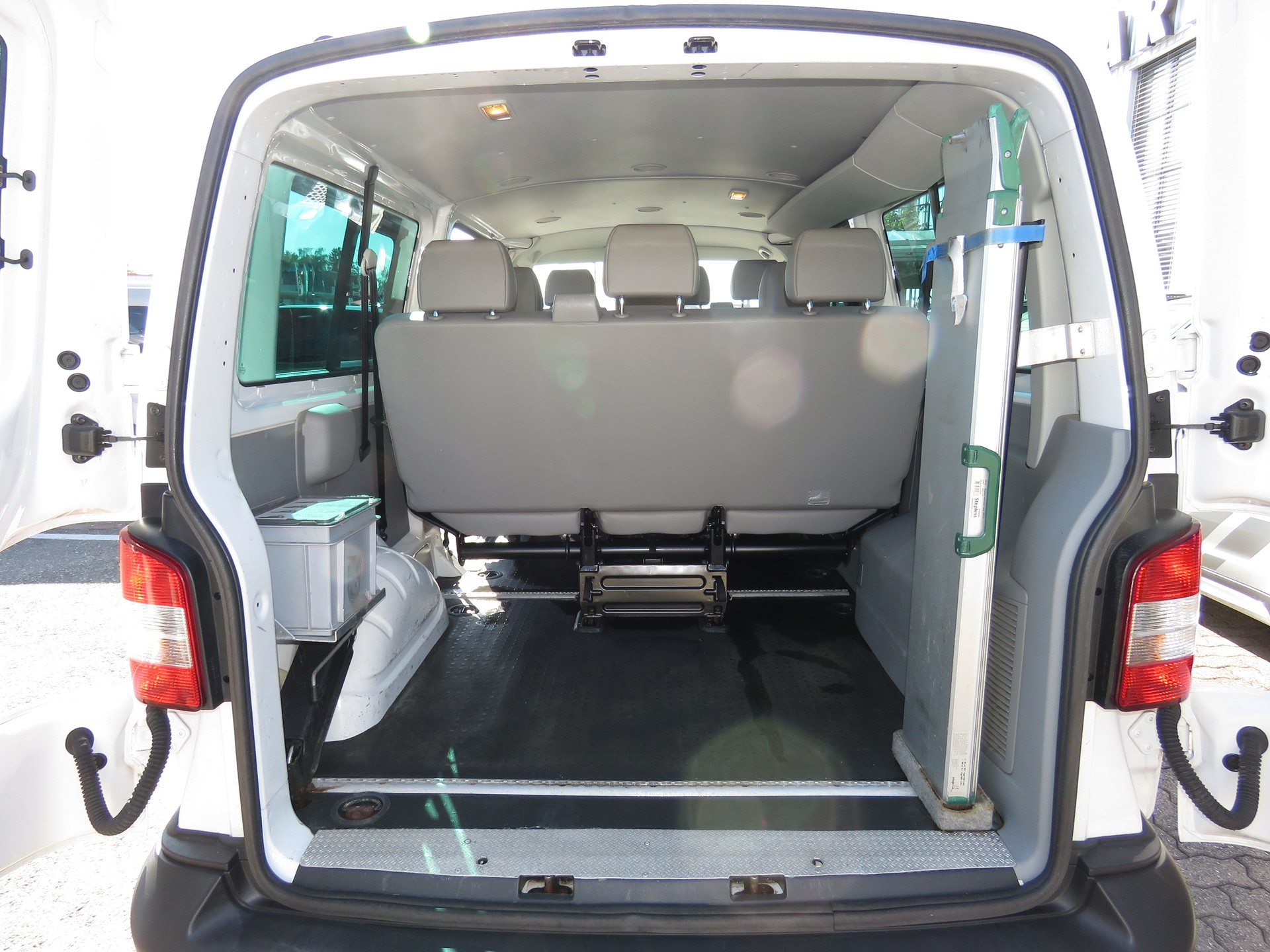 VW T5 2.0 TDI BMT DSG 9-Plätzer (Automat, AHK 2.5 t)-image-14