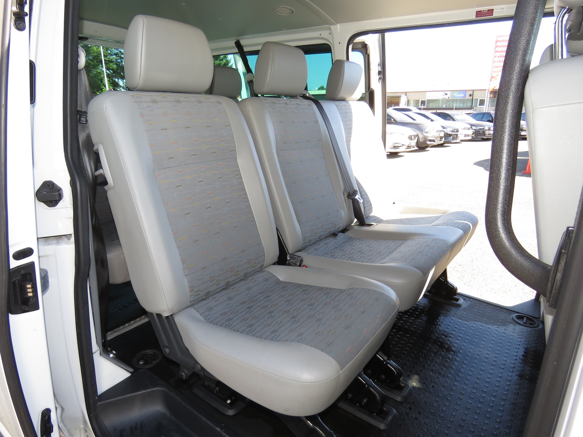 VW T5 2.0 TDI BMT DSG 9-Plätzer (Automat, AHK 2.5 t)-image-11