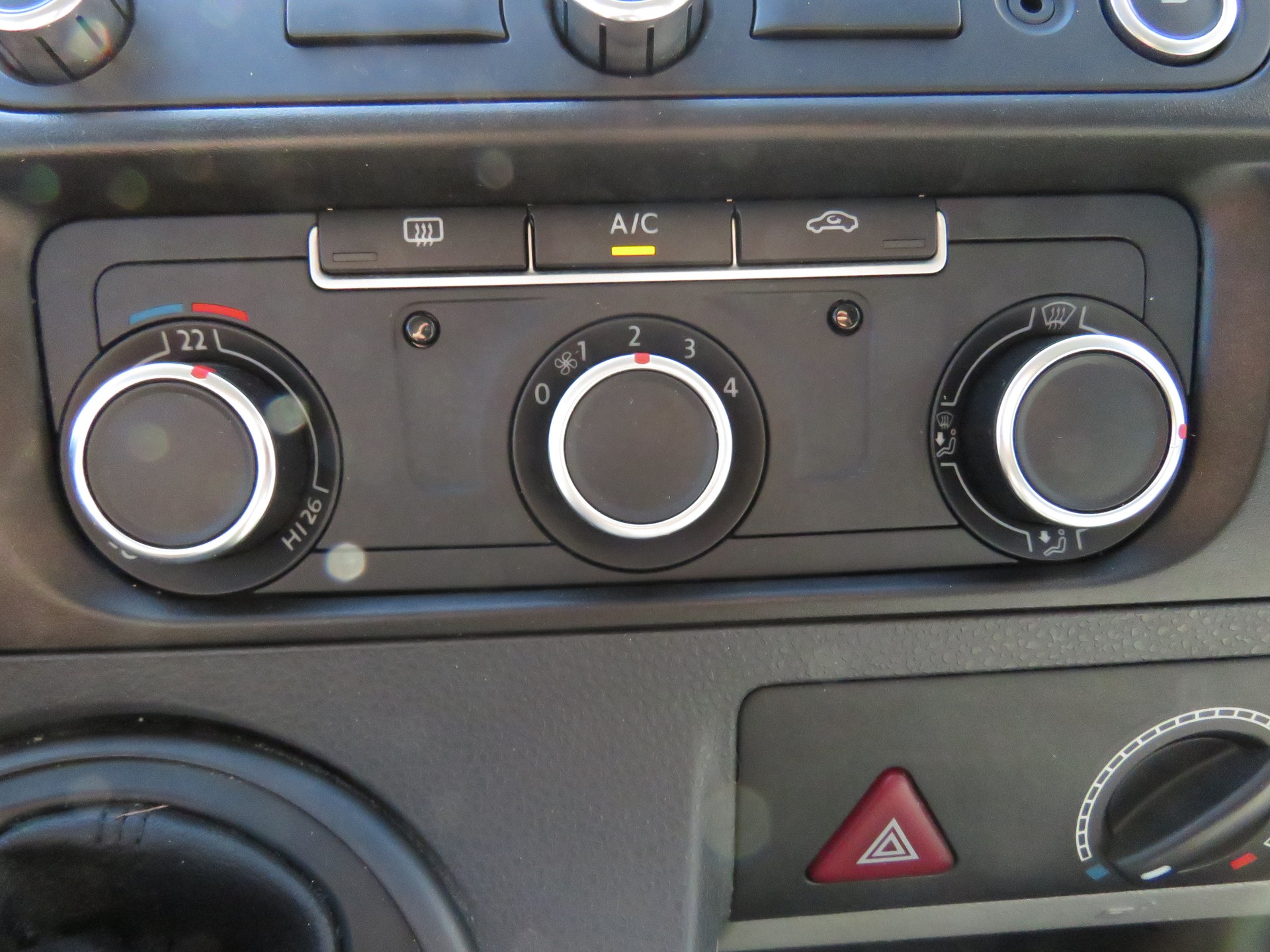 VW T5 2.0 TDI BMT DSG 9-Plätzer (Automat, AHK 2.5 t)-image-19