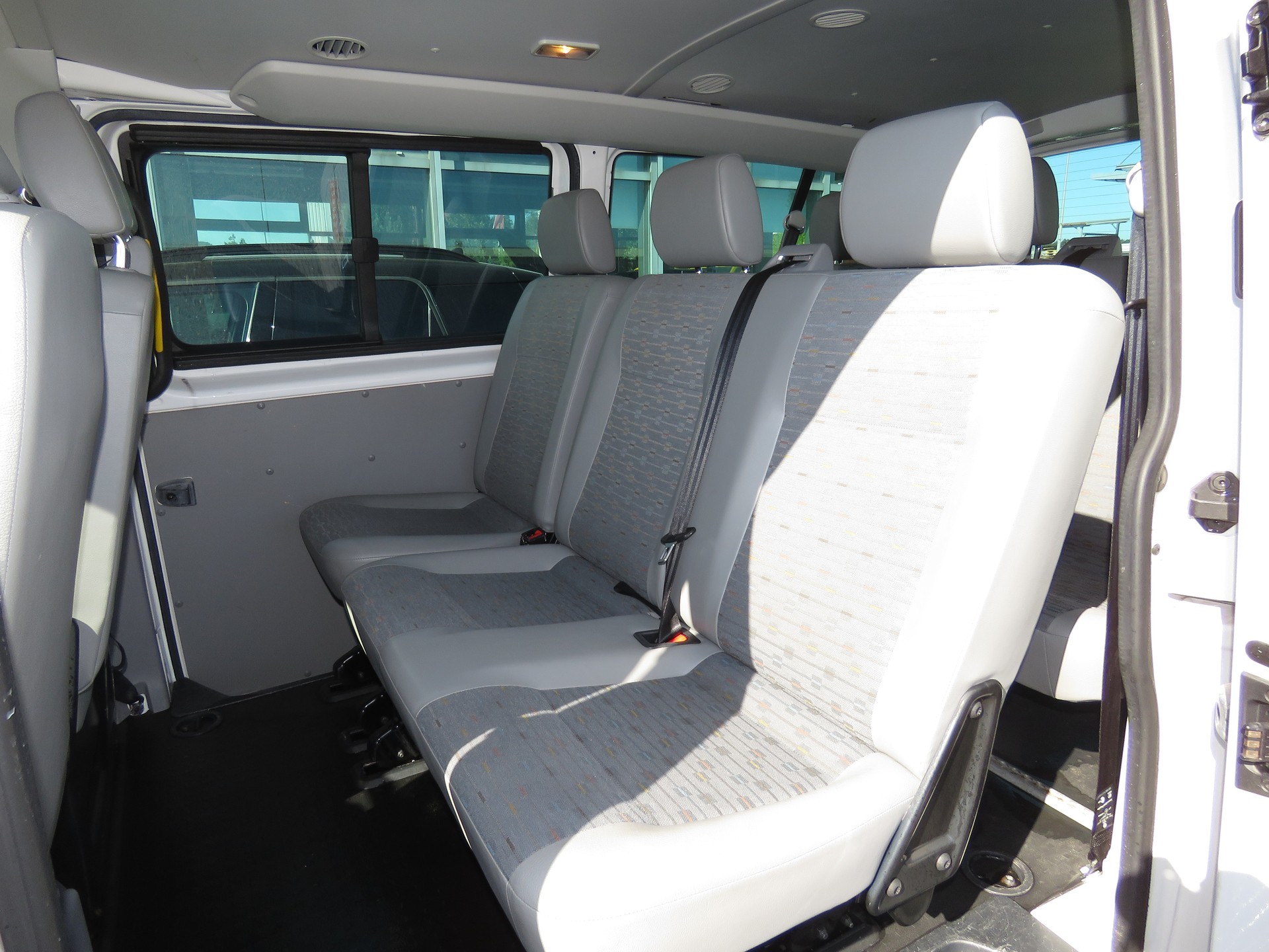 VW T5 2.0 TDI BMT DSG 9-Plätzer (Automat, AHK 2.5 t)-image-8