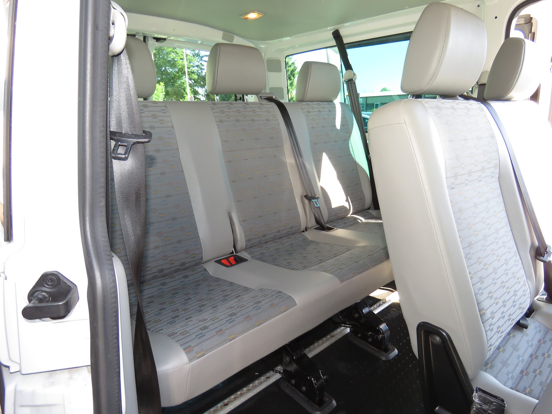 VW T5 2.0 TDI BMT DSG 9-Plätzer (Automat, AHK 2.5 t)-image-13