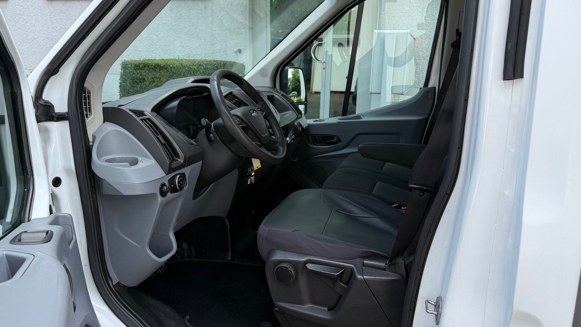 FORD Transit 350 L2H1 Ambiente RWD-image-10