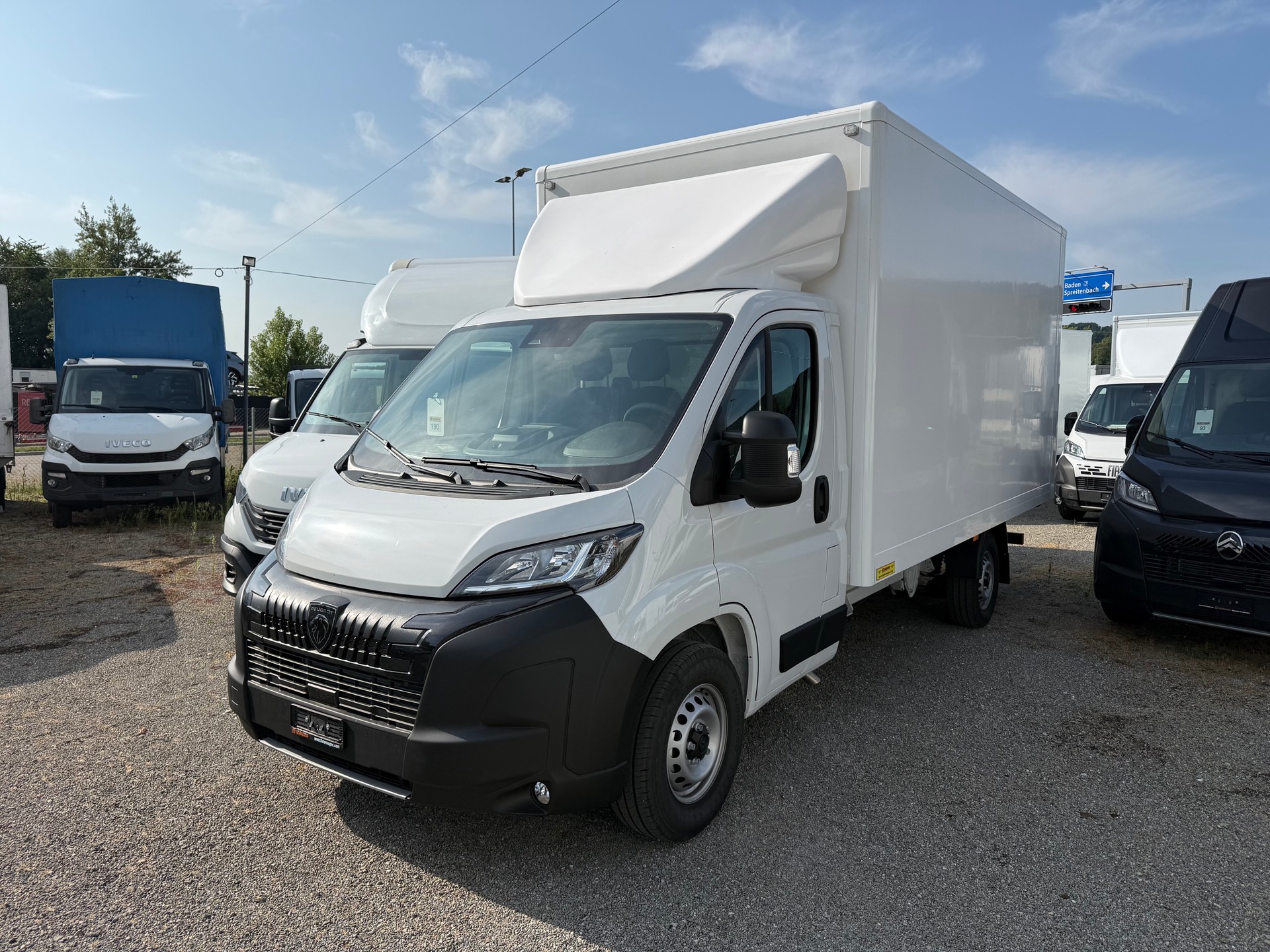 PEUGEOT Boxer 335 Heavy 2.2 BlueHID 140 Koffer mit Hebebühne