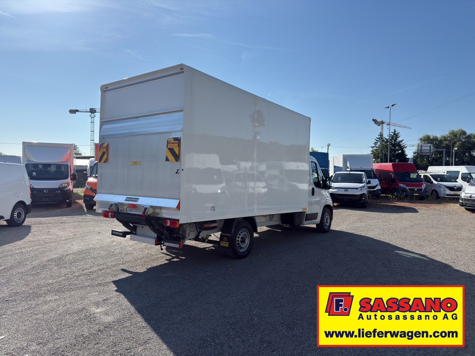 PEUGEOT Boxer 335 Heavy 2.2 BlueHID 140 Koffer mit Hebebühne-image-7