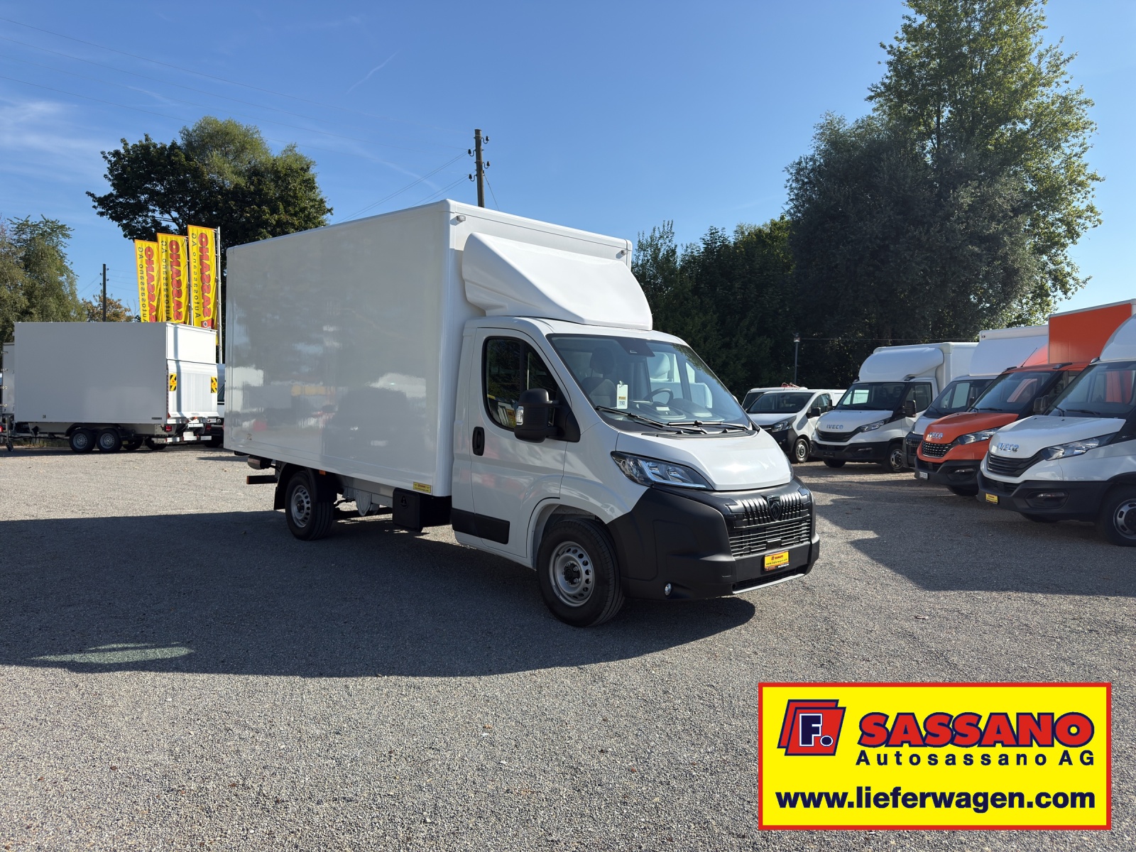 PEUGEOT Boxer 335 Heavy 2.2 BlueHID 140 Koffer mit Hebebühne