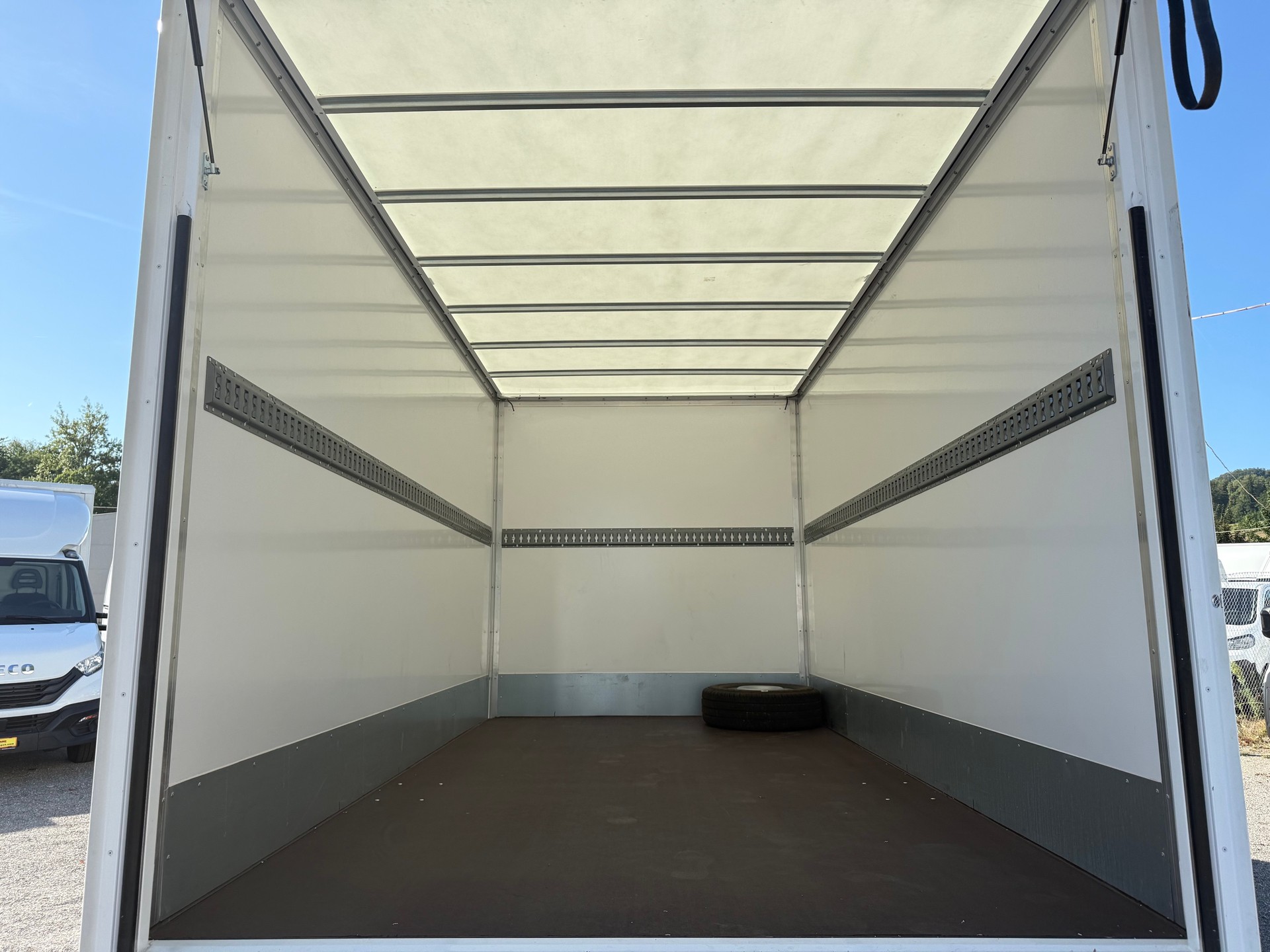 PEUGEOT Boxer 335 Heavy 2.2 BlueHID 140 Koffer mit Hebebühne-image-9