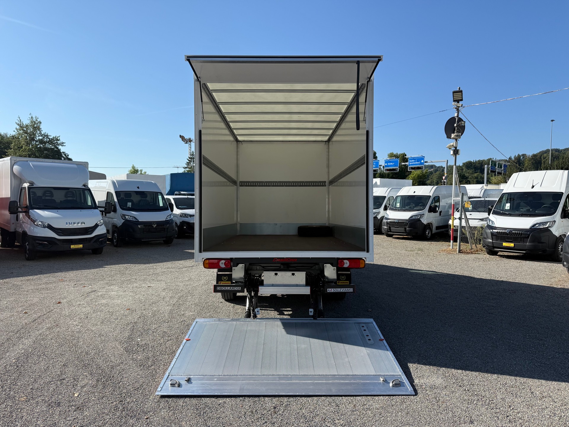 PEUGEOT Boxer 335 Heavy 2.2 BlueHID 140 Koffer mit Hebebühne-image-8