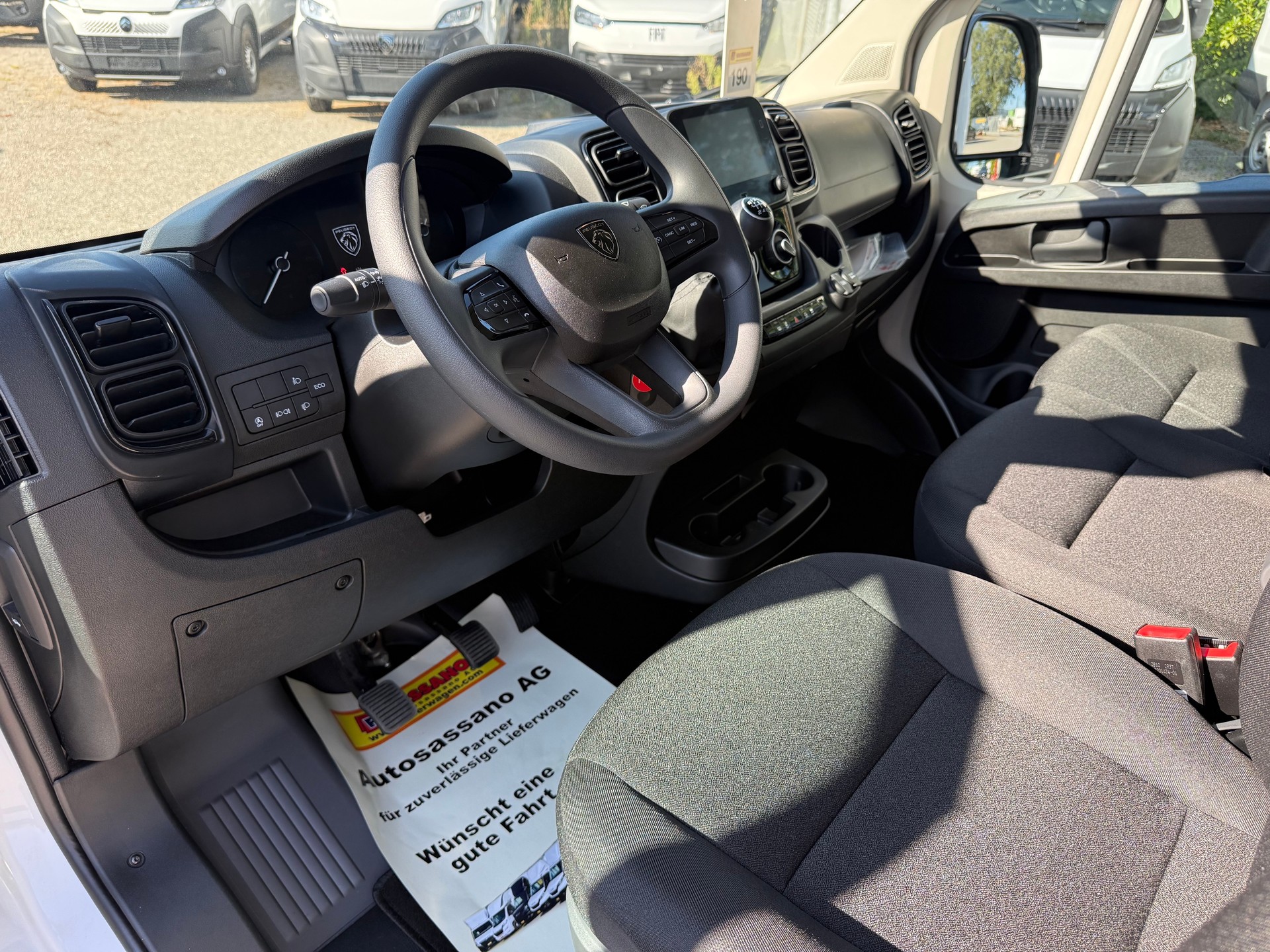 PEUGEOT Boxer 335 Heavy 2.2 BlueHID 140 Koffer mit Hebebühne-image-11