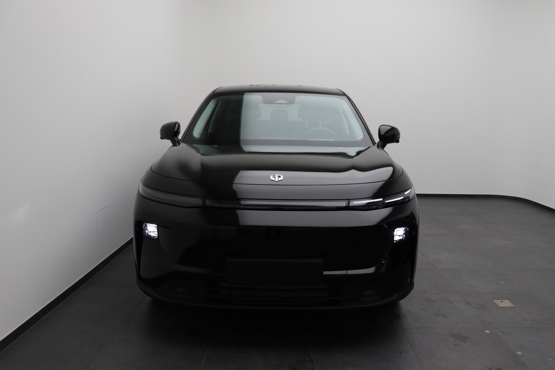 LEAPMOTOR B10 Design 1.5 Hybrid EV-image-4
