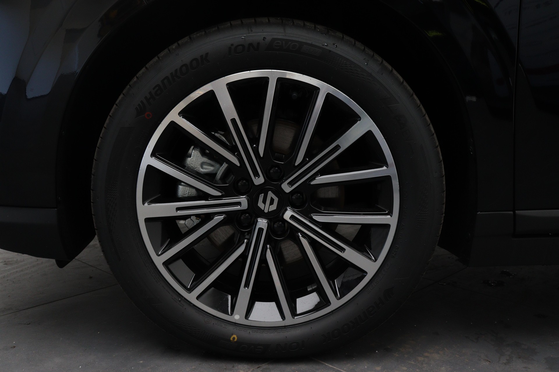 LEAPMOTOR B10 Design 1.5 Hybrid EV-image-5