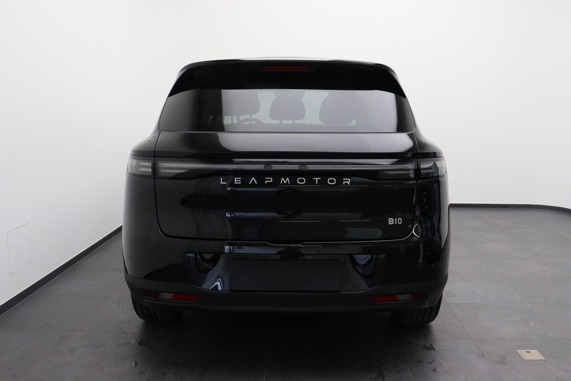 LEAPMOTOR B10 Design 1.5 Hybrid EV-image-3
