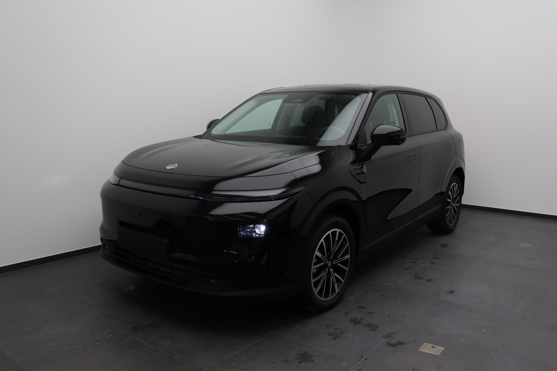 LEAPMOTOR B10 Design 1.5 Hybrid EV-image-0