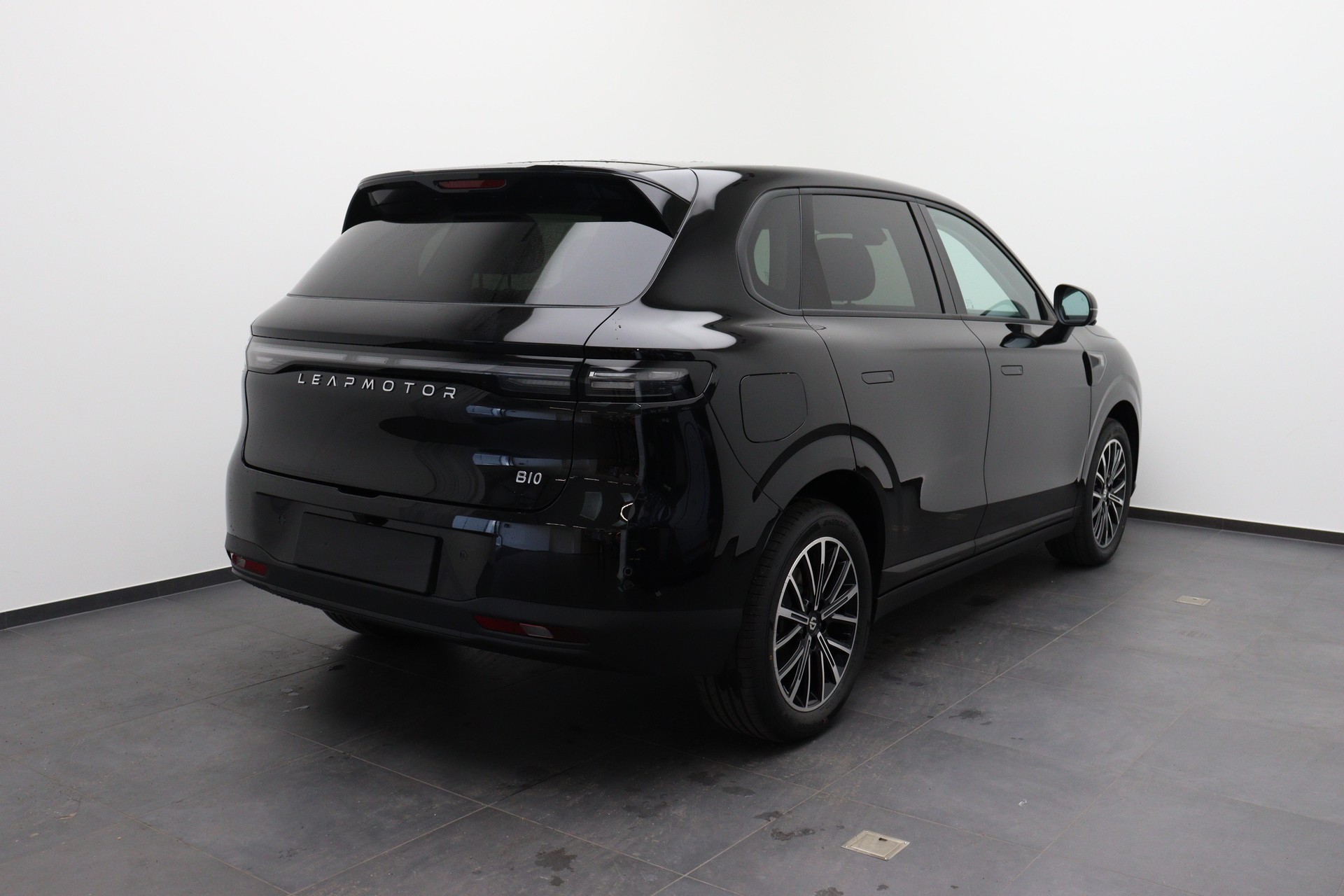 LEAPMOTOR B10 Design 1.5 Hybrid EV-image-1