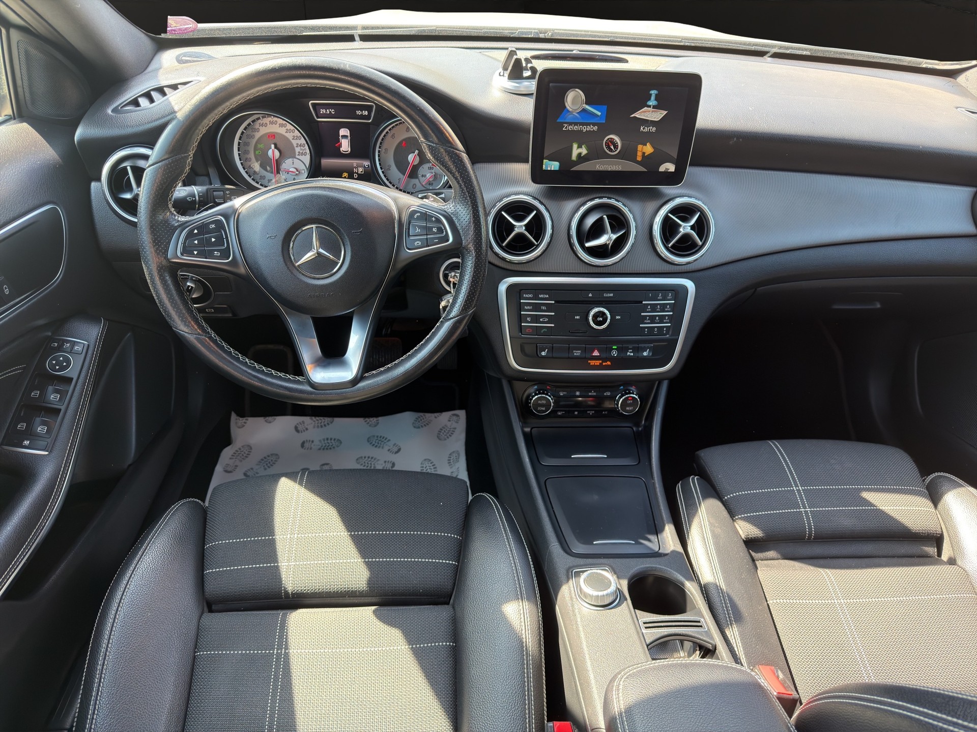 MERCEDES-BENZ GLA 200 Urban 7G-DCT-image-10