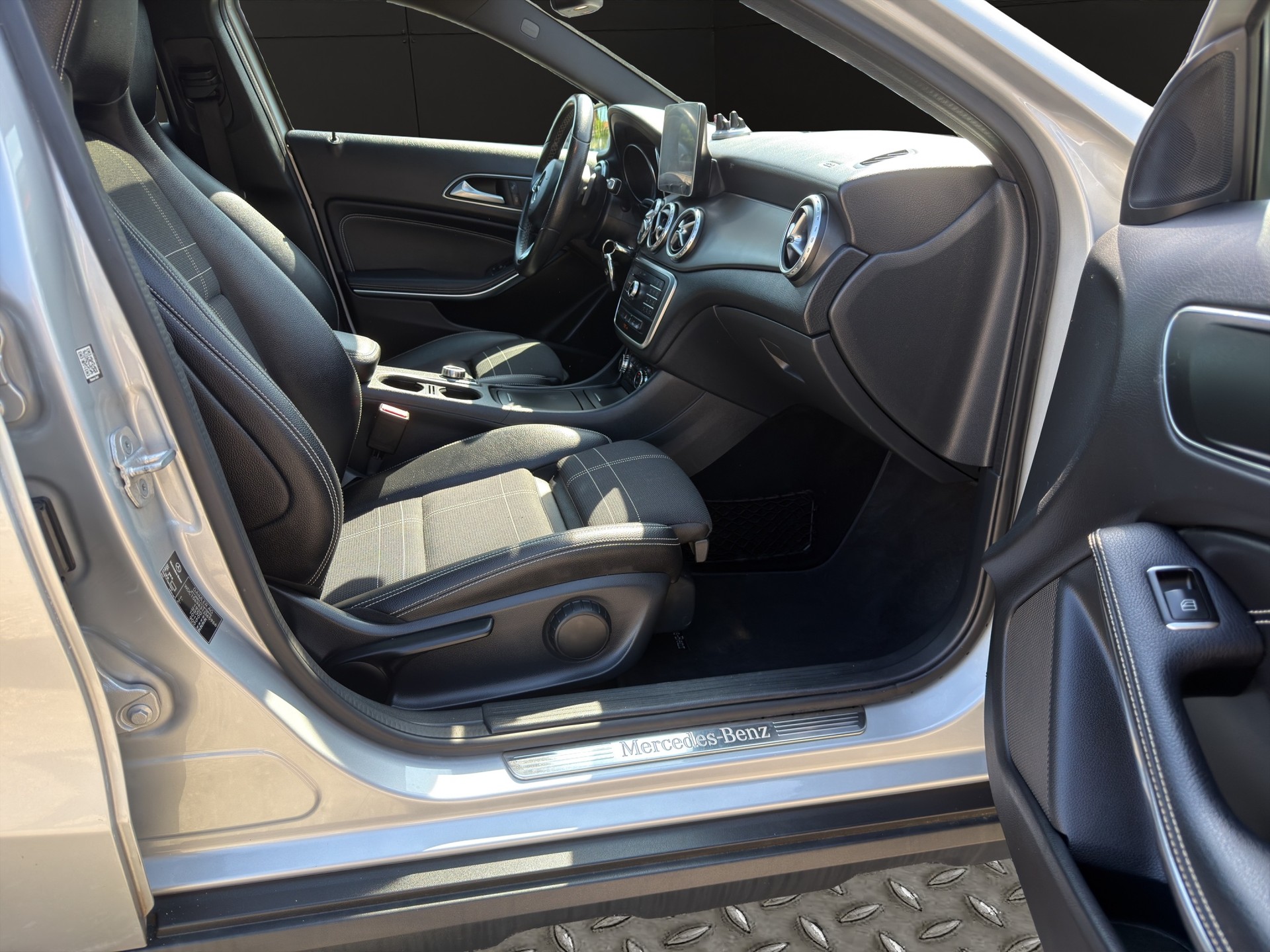 MERCEDES-BENZ GLA 200 Urban 7G-DCT-image-9
