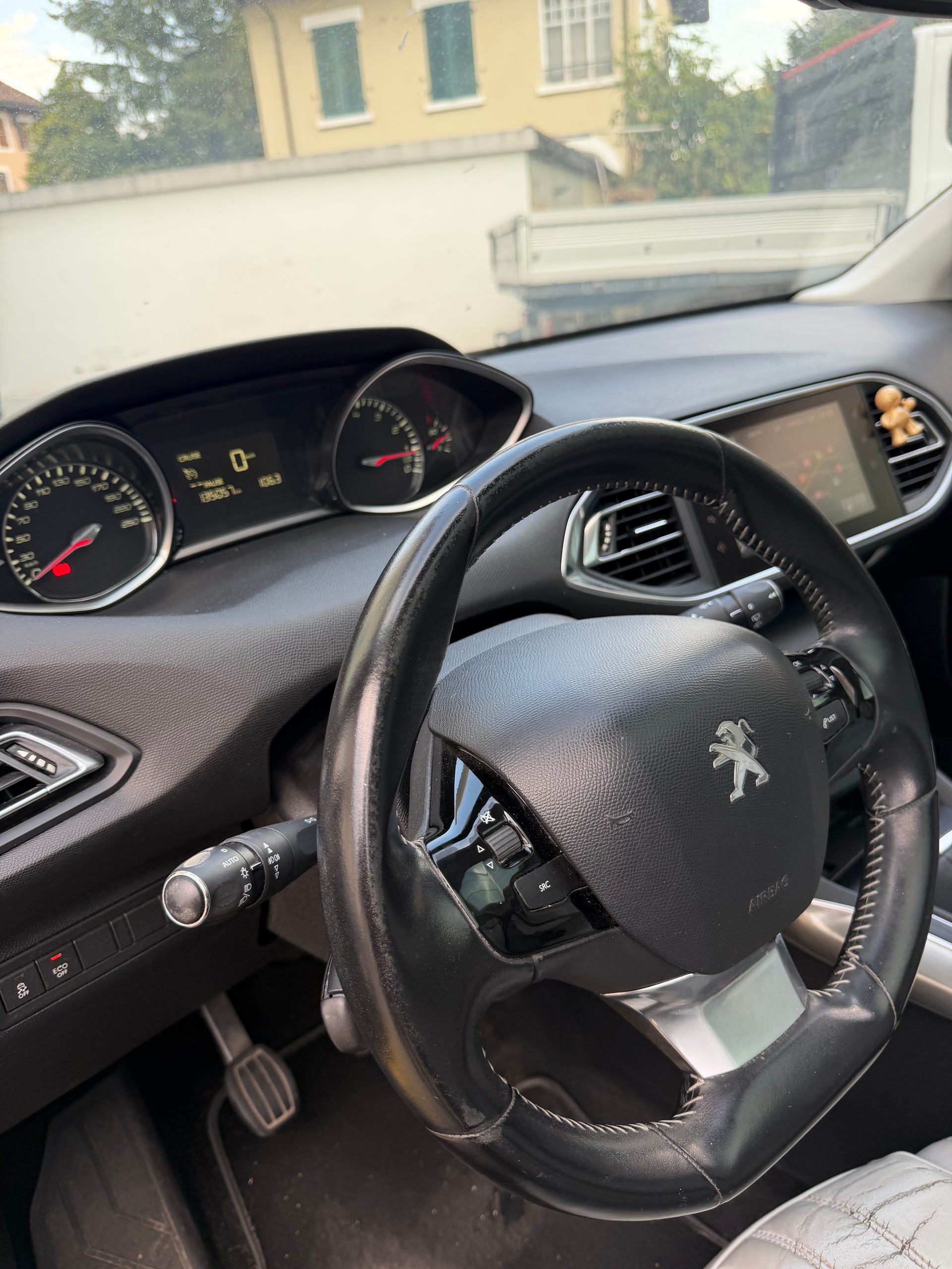 PEUGEOT 308 1.2 THP Allure-image-9