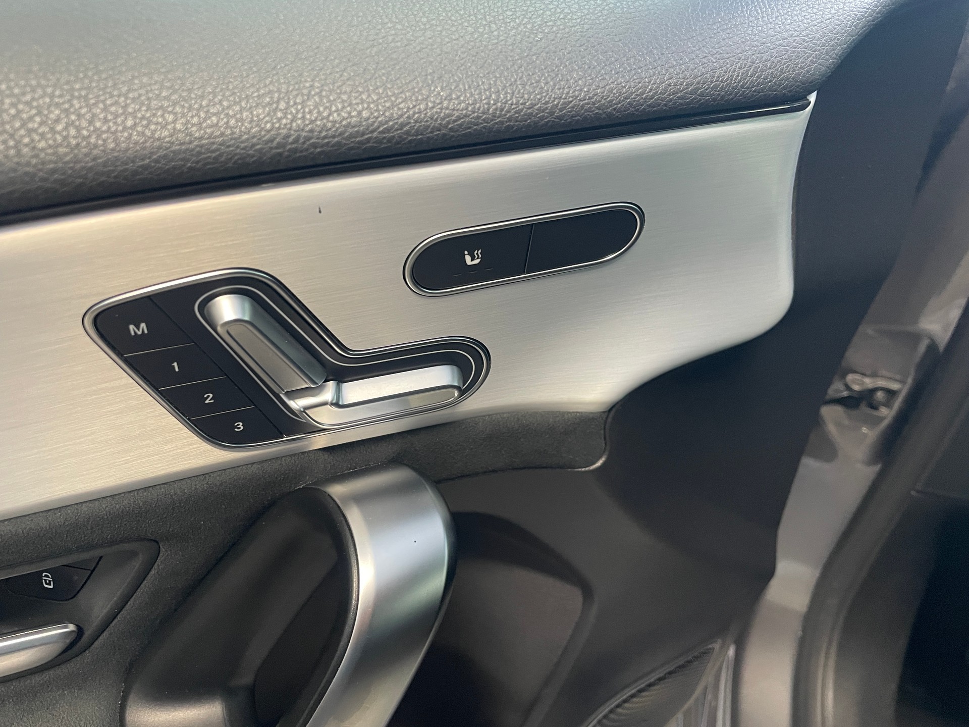 MERCEDES-BENZ A 220 4Matic 8G-DCT AMG Line-image-11