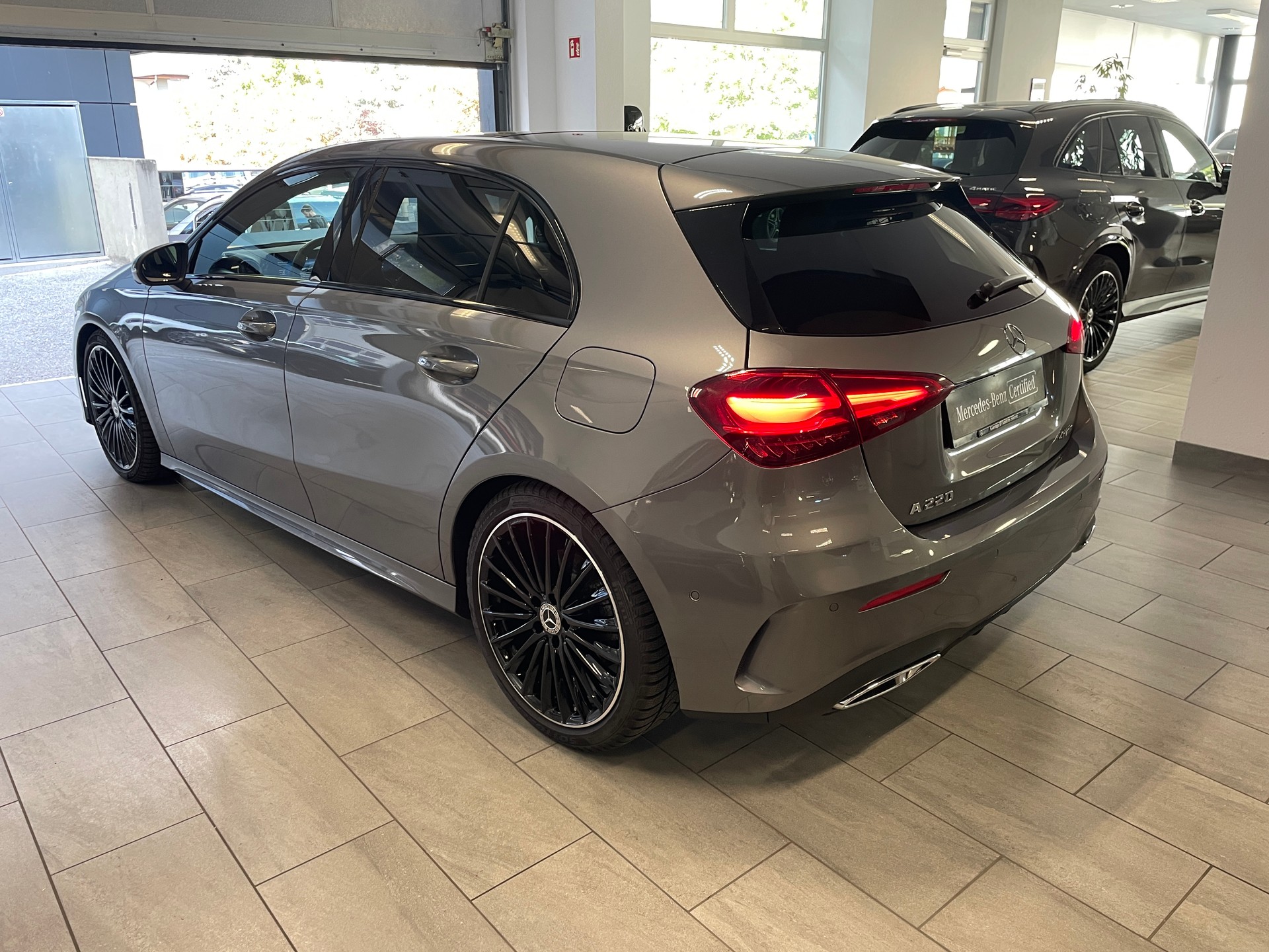 MERCEDES-BENZ A 220 4Matic 8G-DCT AMG Line-image-4