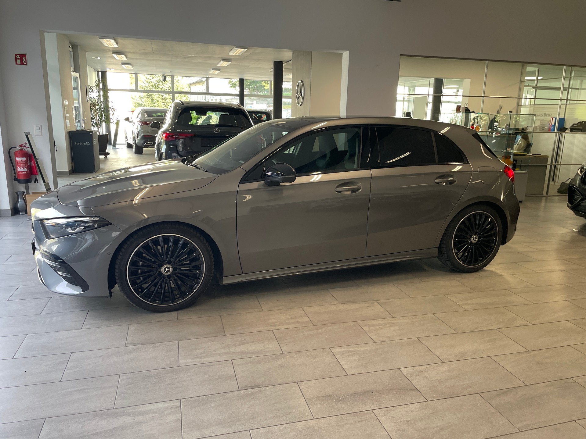 MERCEDES-BENZ A 220 4Matic 8G-DCT AMG Line-image-3