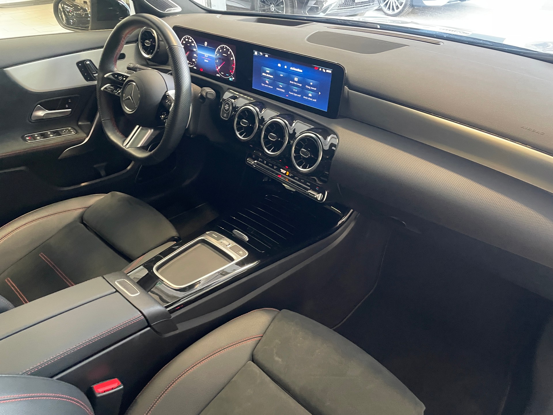 MERCEDES-BENZ A 220 4Matic 8G-DCT AMG Line-image-18