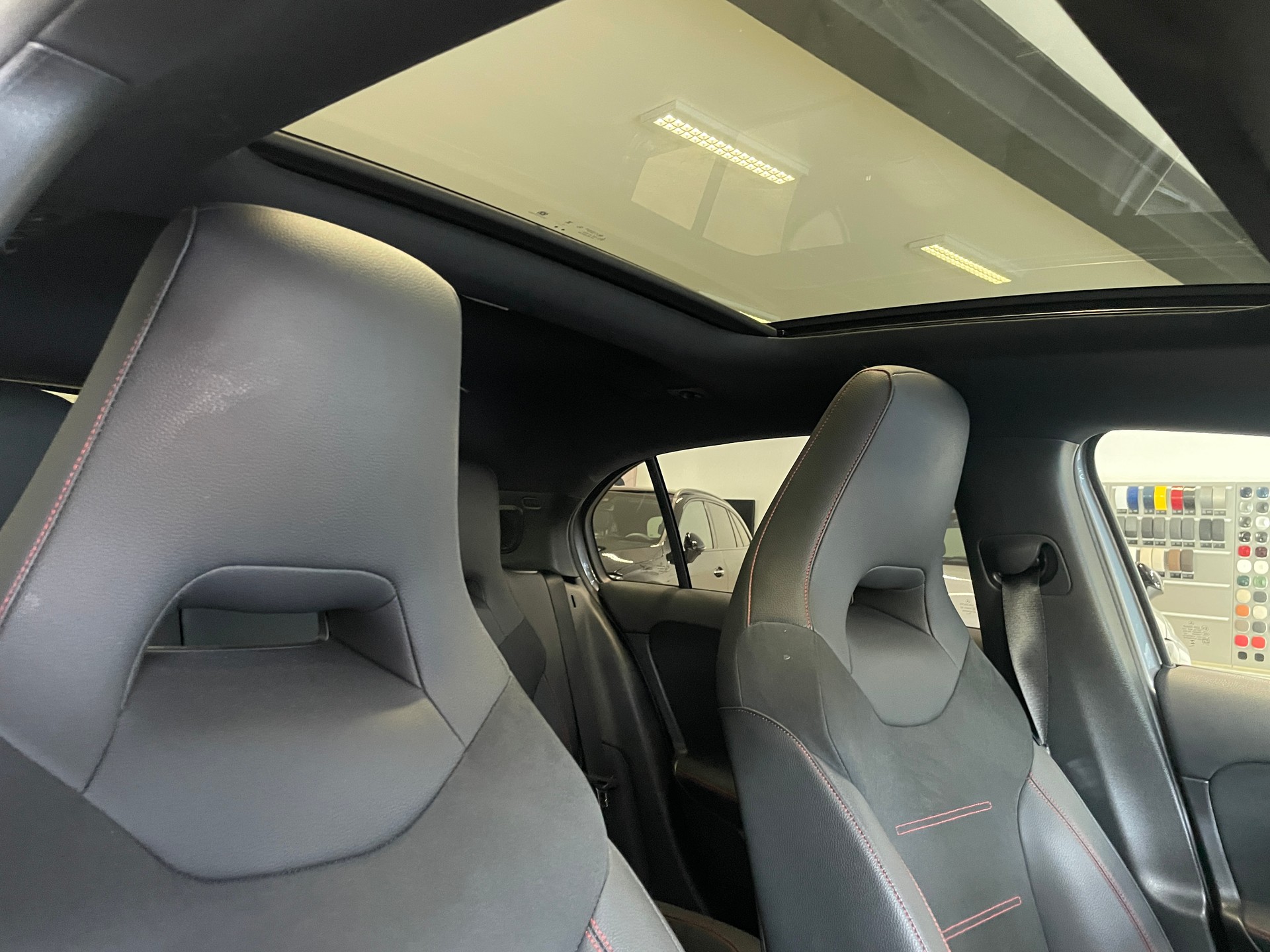 MERCEDES-BENZ A 220 4Matic 8G-DCT AMG Line-image-17