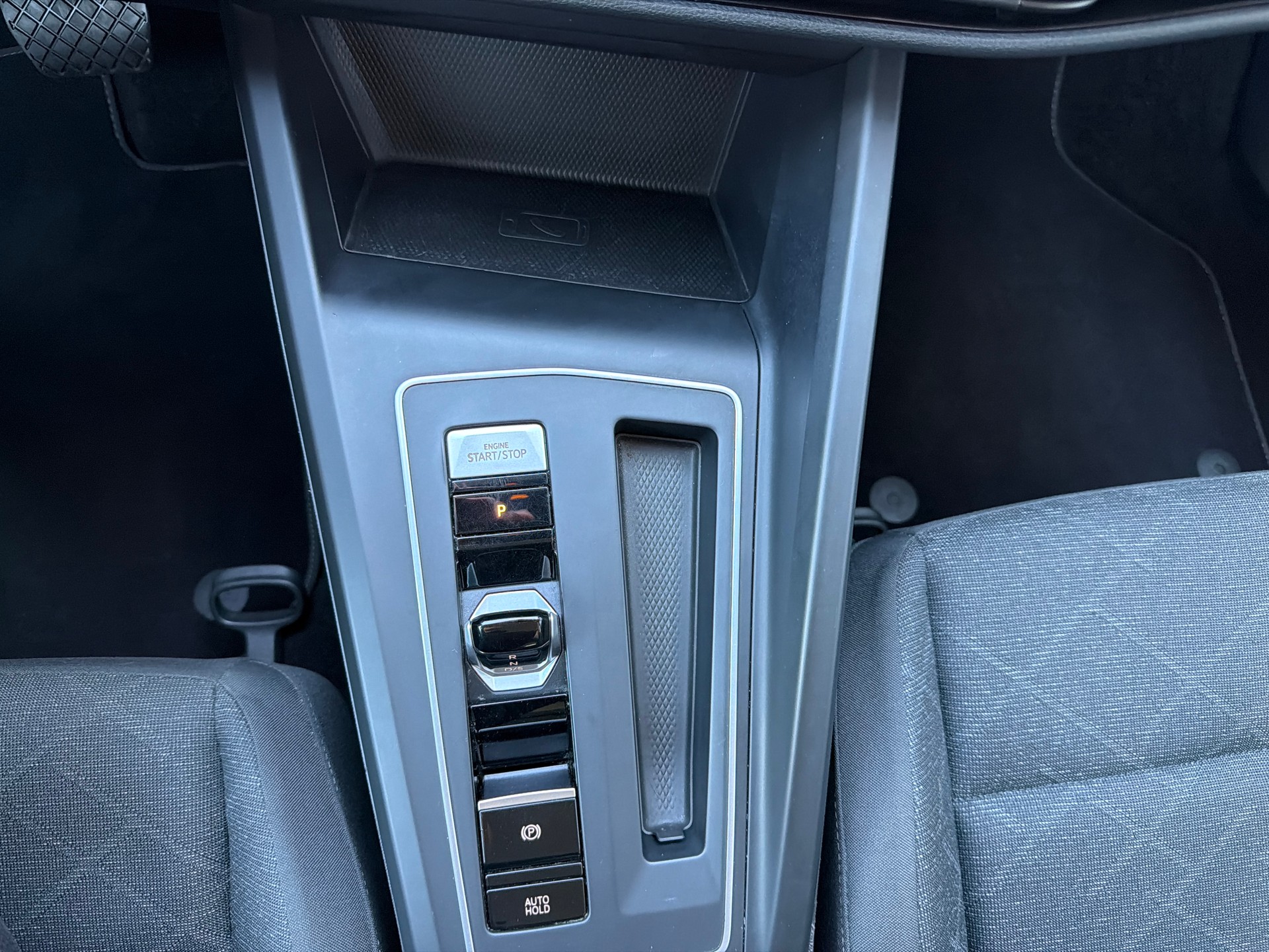 VW Golf Variant 1.0 eTSI mHEV Life DSG-image-14