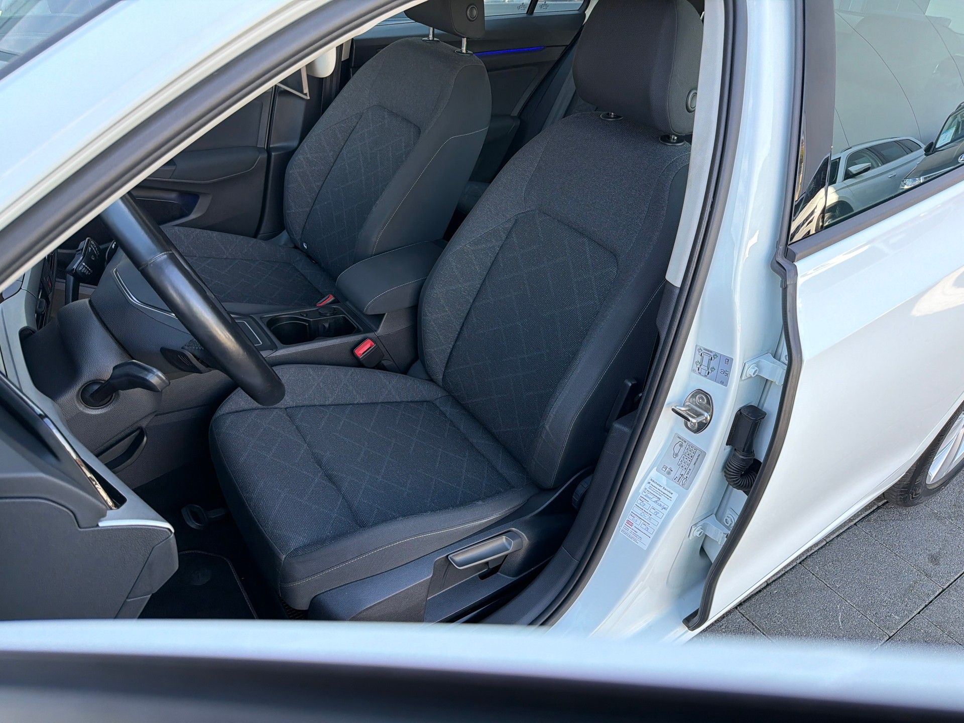 VW Golf Variant 1.0 eTSI mHEV Life DSG-image-8