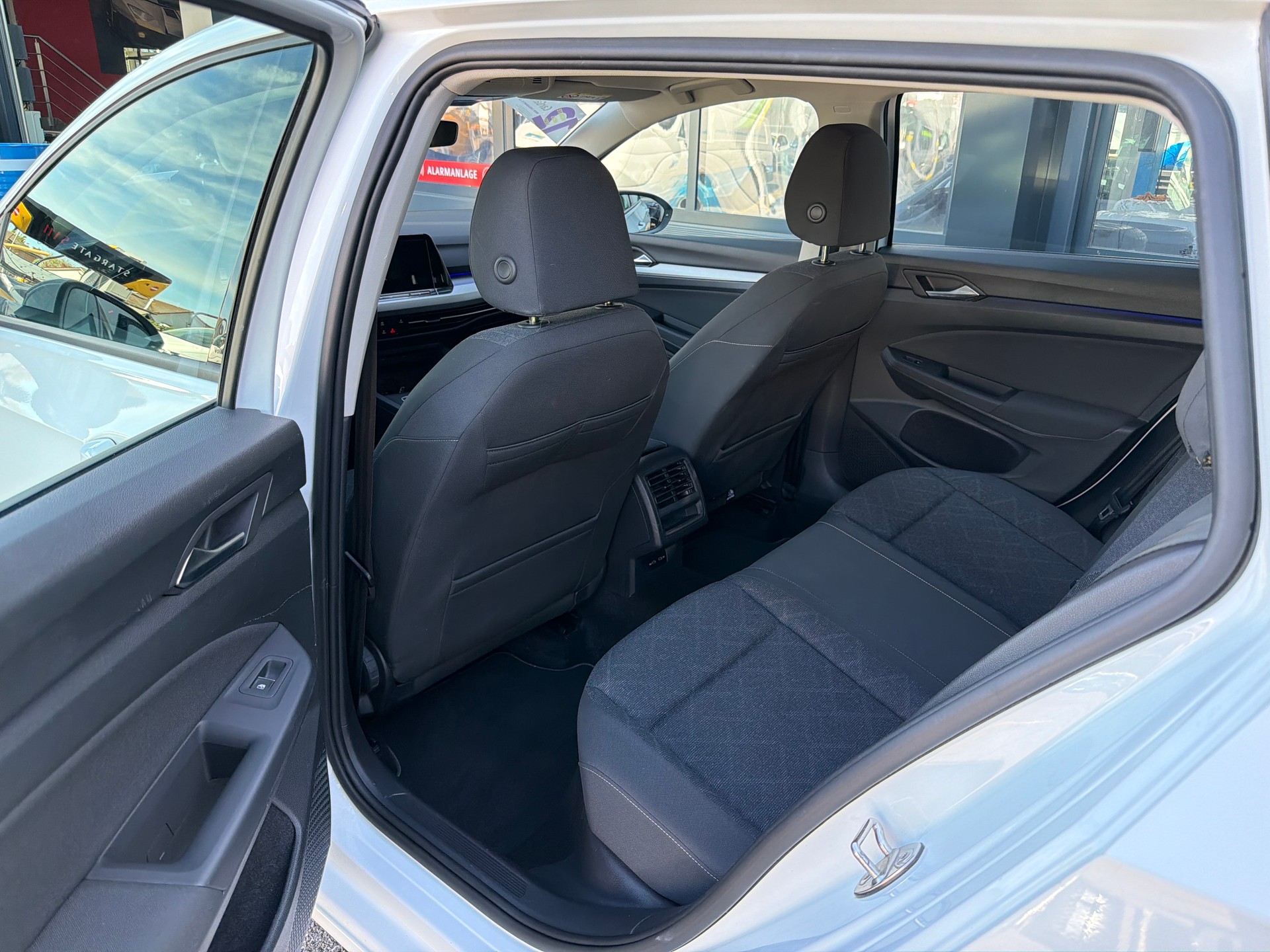VW Golf Variant 1.0 eTSI mHEV Life DSG-image-6