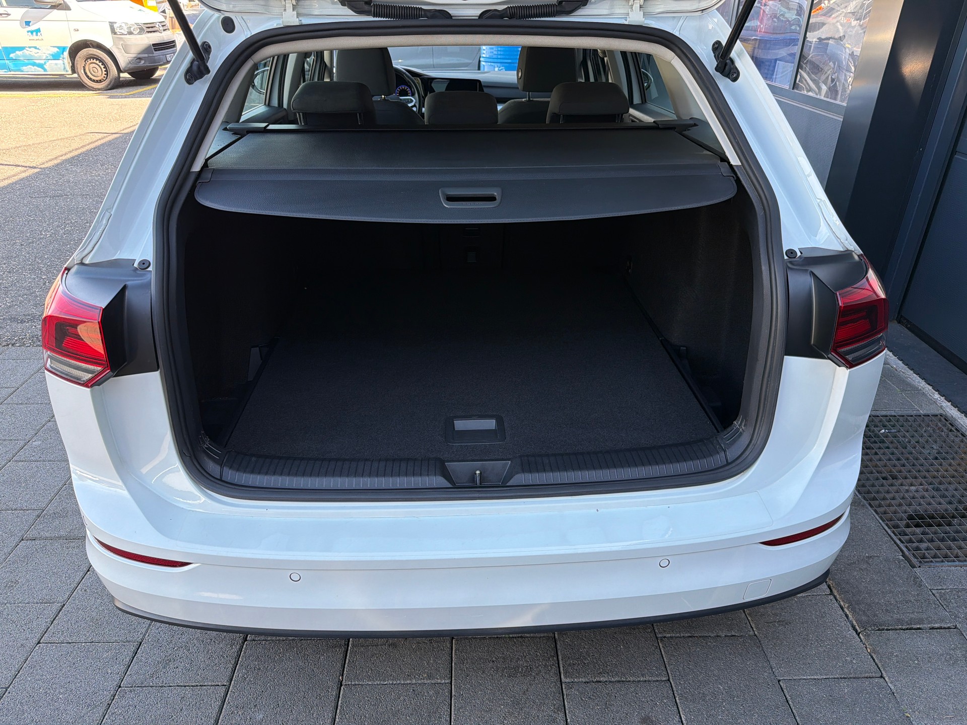 VW Golf Variant 1.0 eTSI mHEV Life DSG-image-5