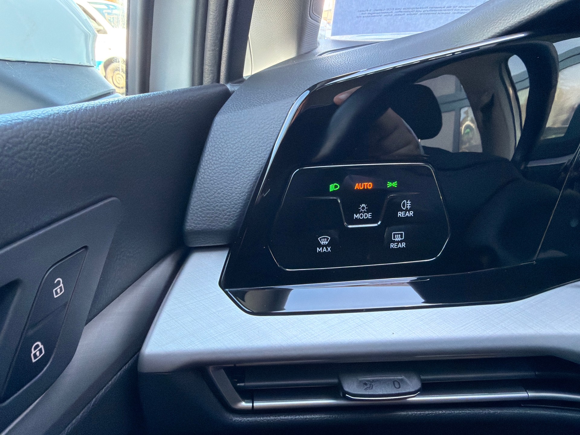 VW Golf Variant 1.0 eTSI mHEV Life DSG-image-16