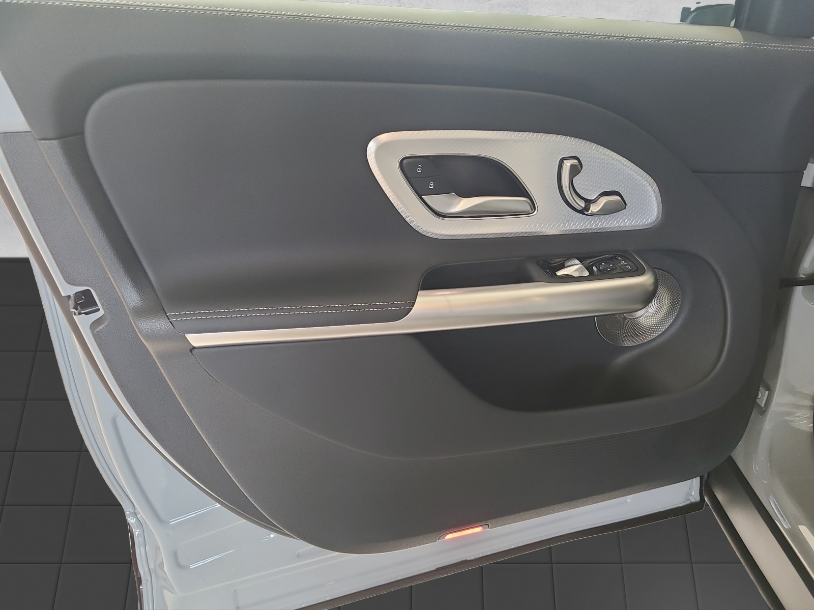 MERCEDES-BENZ GLB 220 4M X248-image-16