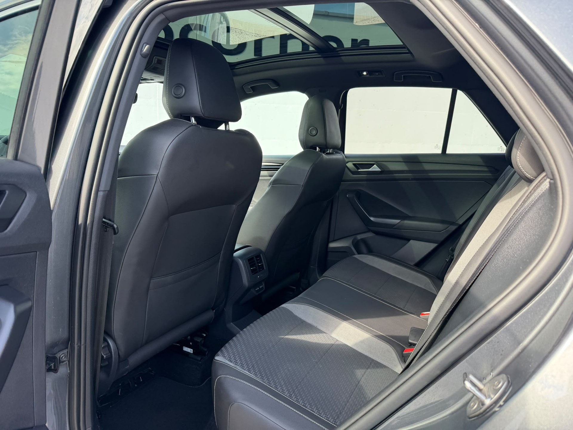 VW T-Roc 2.0 TSI R DSG 4Motion-image-8
