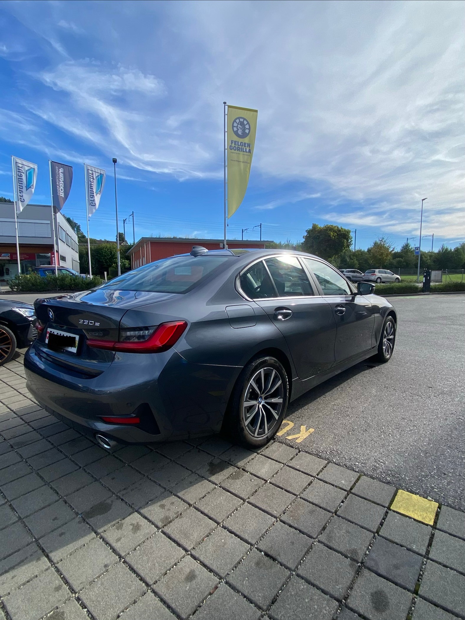 BMW 330e xDrive-image-1