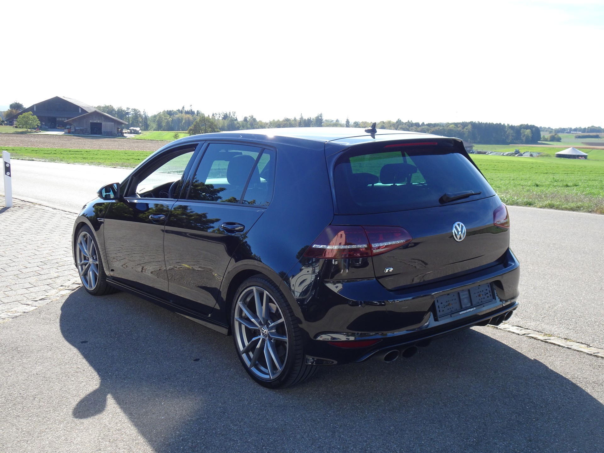 VW Golf 2.0 TSI R 4Motion DSG-image-2