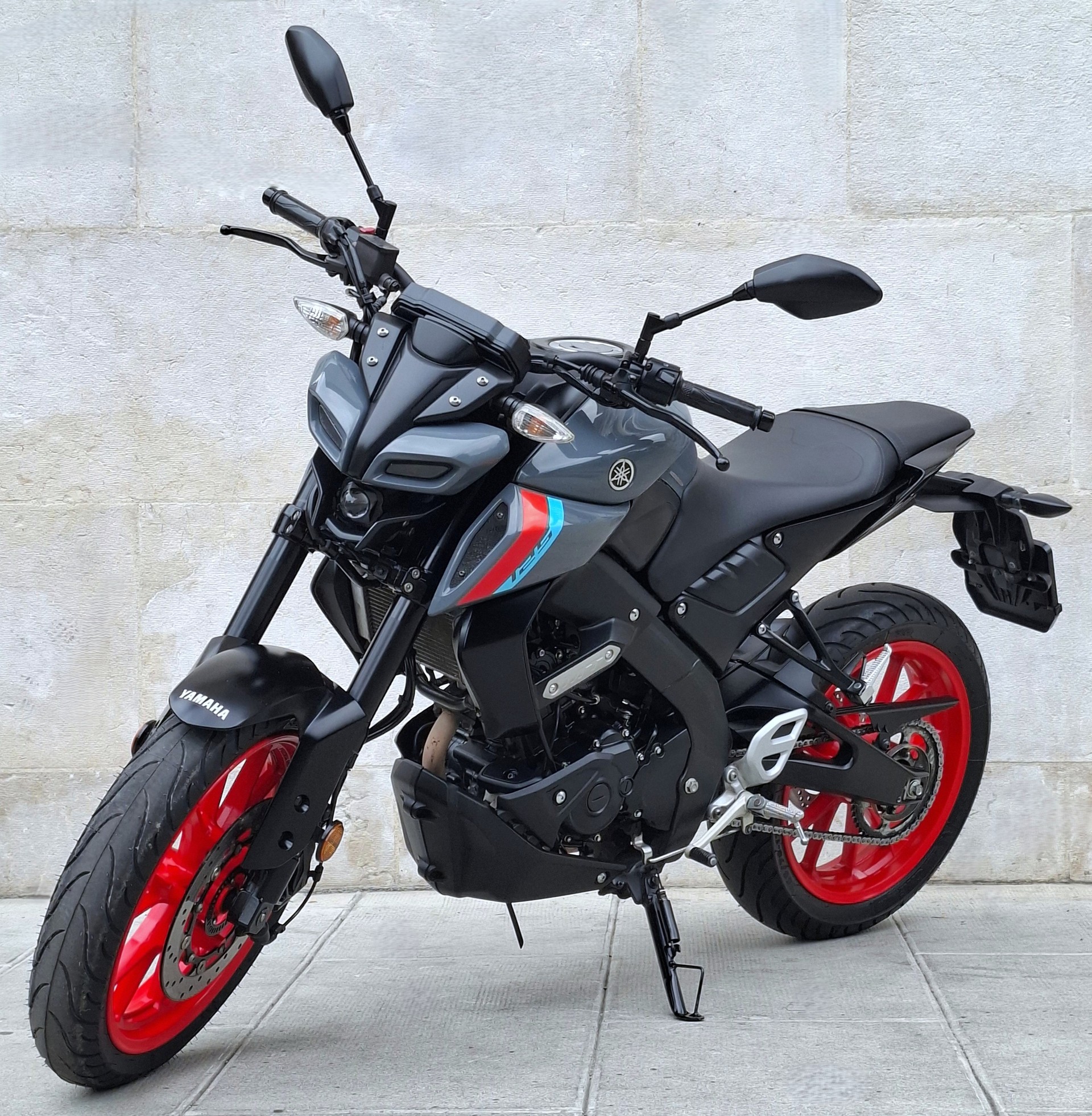 YAMAHA MT-125 ABS-showroom-element-3
