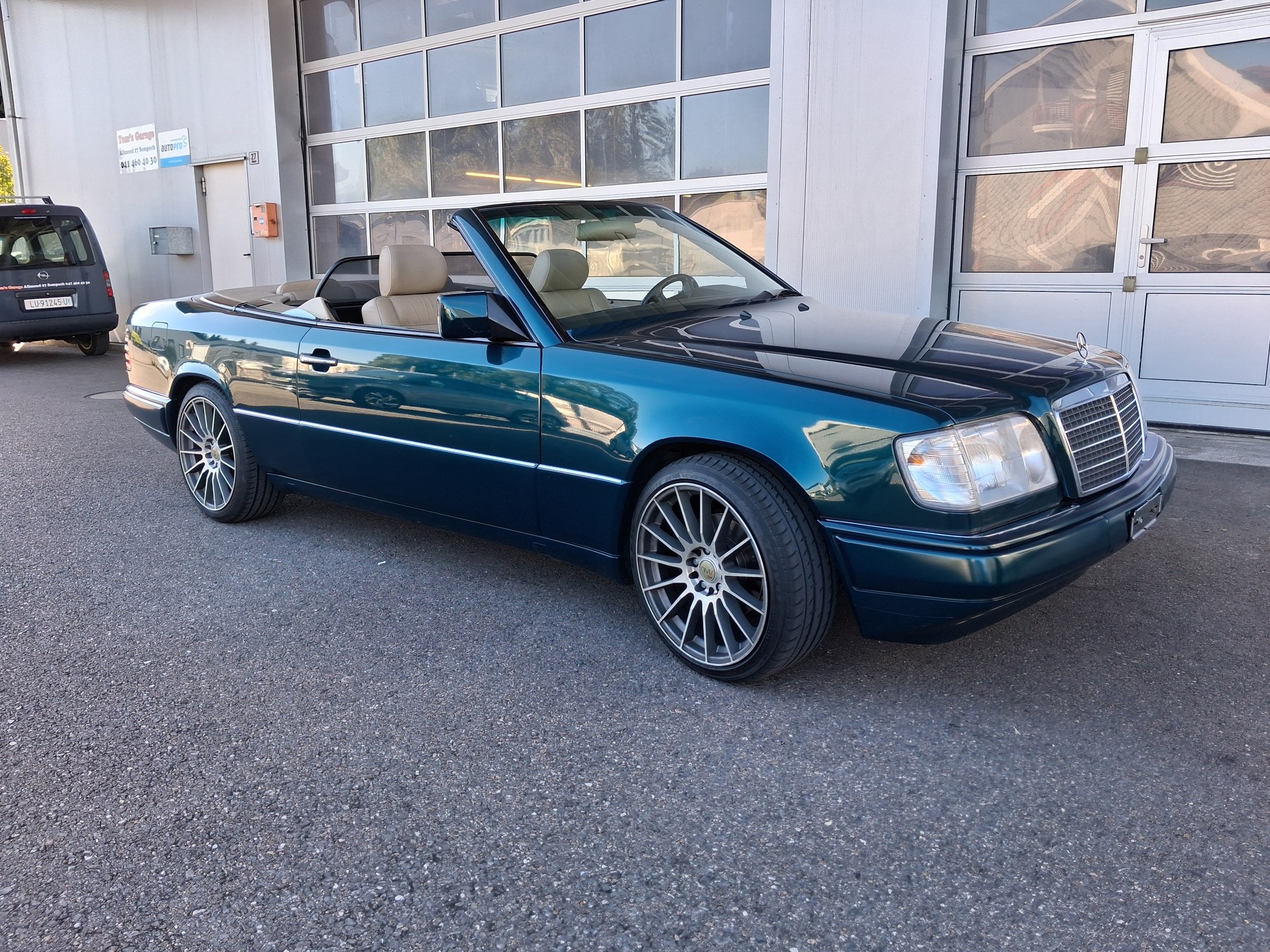 MERCEDES-BENZ E 200 Cabrio-image-0