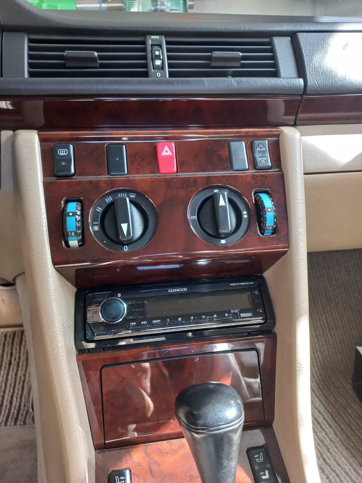 MERCEDES-BENZ E 200 Cabrio-image-6